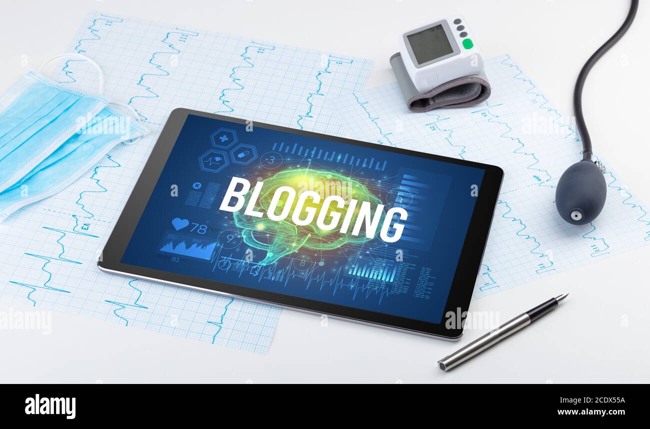 Tablet pc e strumenti medici con iscrizione BLOGGING, concetto di allontanamento sociale Foto Stock