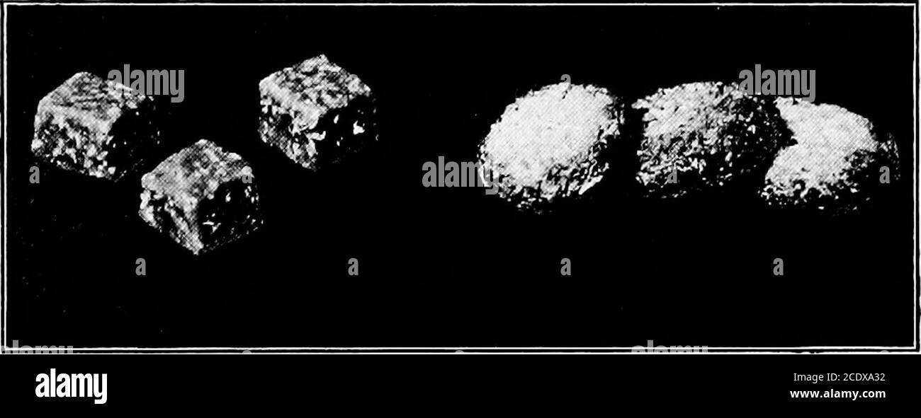 . Le nostre ricette caramelle . ° F. è raggiunto.rimuovere dal fuoco. Girare subito su una mano di lavoro ingrassata una padella o una teglia da forno avvolte e capovolte. Non raschiare la pentola, in quanto potrebbe causare la fragilità dello zucchero a velo. Avere abbastanza padelle per dare spazio per la briga-tle da versare fuori in fogli molto sottili. Lisciare con una spatola. Dopo circa mezzo minuto, prenda la presa dei bordi della caramella e, sollevandolo itsliamente dalla lastra, tiri il più sottile possibile. Se la piastra si trova in un foglio grande, potrebbe essere necessario staccare i pezzi sottili ai bordi per tirare il centro. Spezzare in pezzi irregolari. Acqua fredda Foto Stock