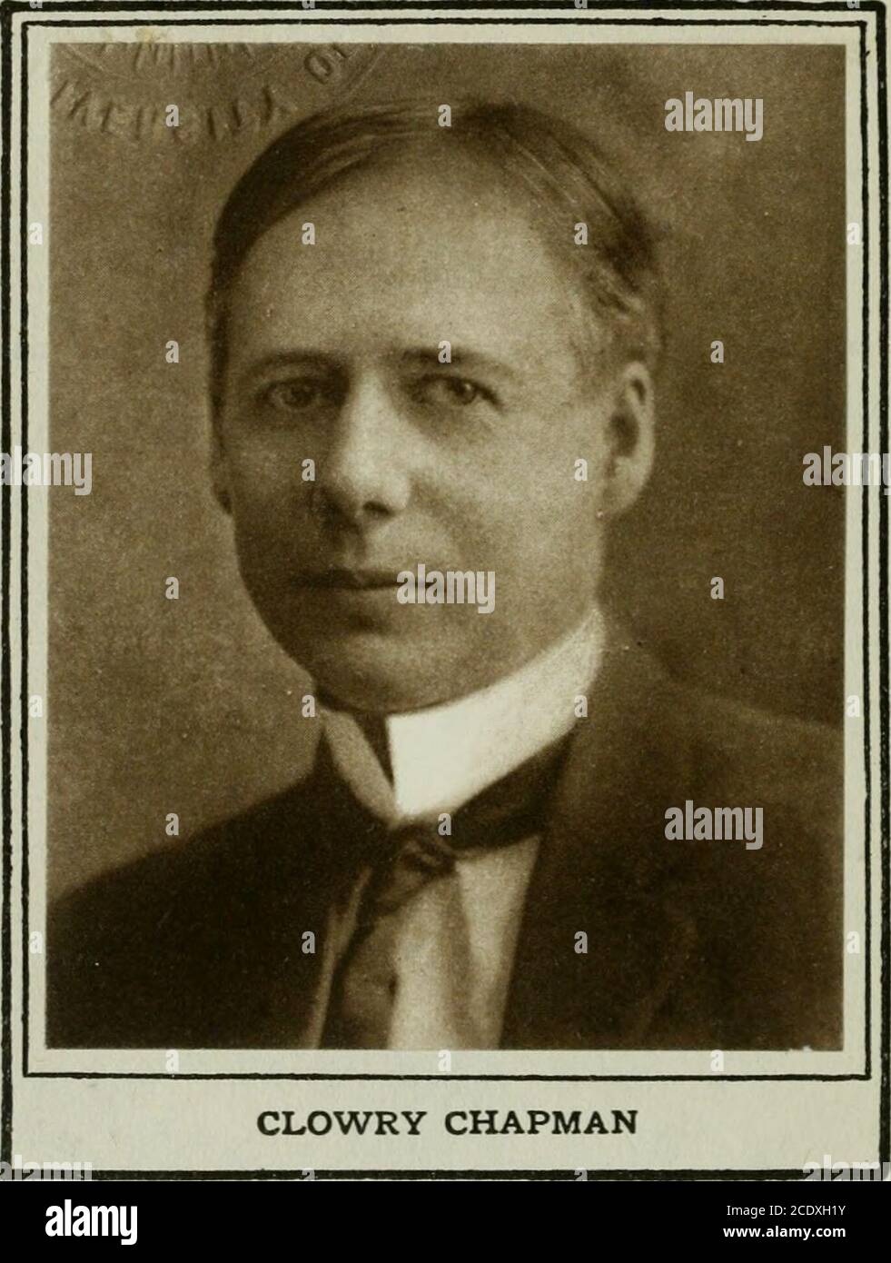 . Conferenze aziendali moderne . CLOWRY CHAPMAN Clowry Chapman è un membro del New YorkBar. Dopo la sua laurea all'Università del Michigan nel 1894 con una laurea in Bachelor ofLaws, i suoi contributi all'Enciclopedia americana e inglese del diritto e i periodici legali vzuious attirarono l'attenzione. Nell'ottobre 1901, mentre un socio del General Counsel del COM-pcmy del telefono dell'Unione centrale, il sig. Chapmjui ha stabilito la prima sedia collegiate sulla legge del telefono zmd del telegrafo nella scuola di diritto dell'università Northwestern. Il Sig. Chapman ha interrotto la sua pratica generale di porazione nel 1902 e ha ripreso Foto Stock