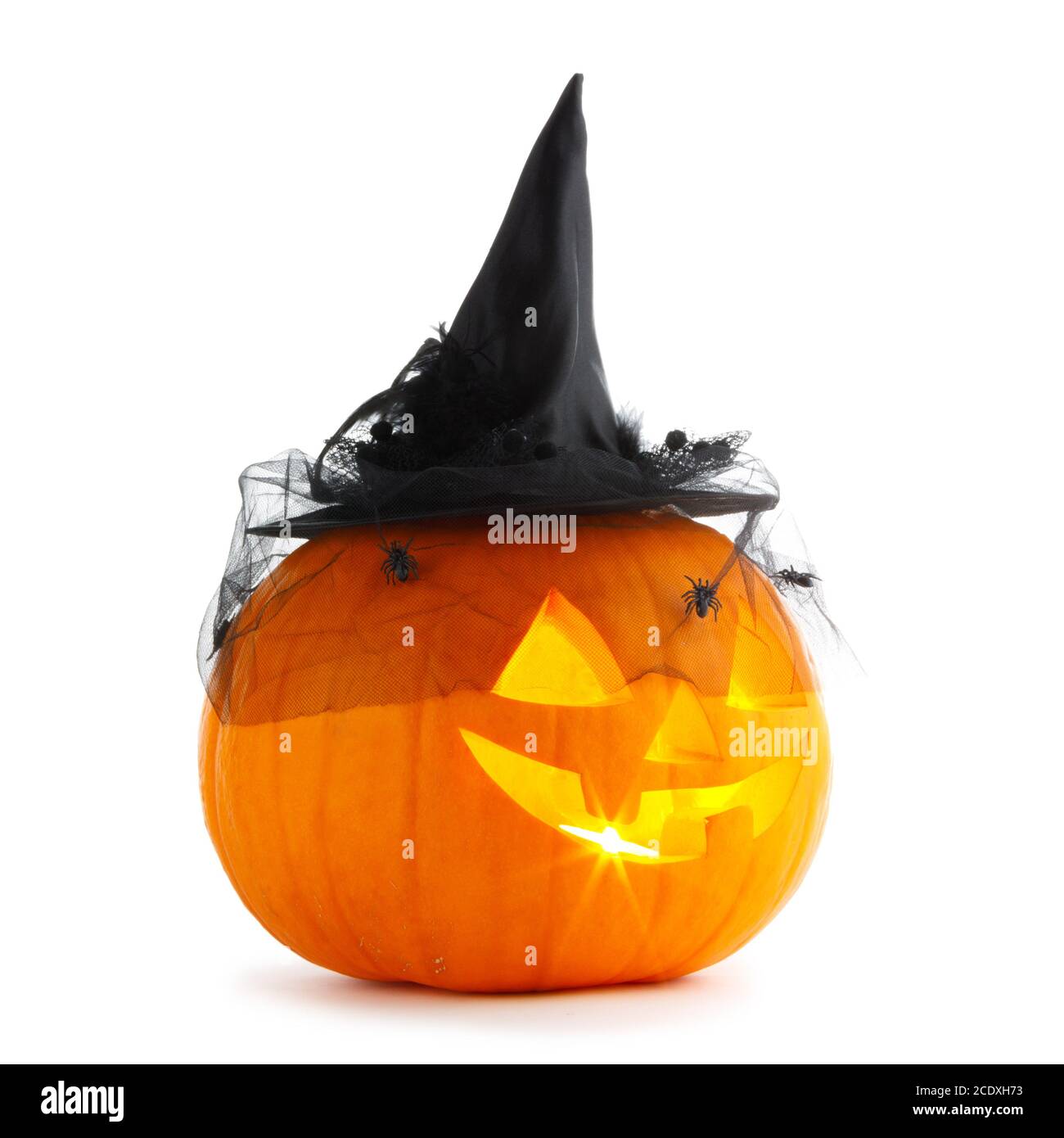 Jack o Lanterna zucca di Halloween con cappello di streghe e ragni isolato su sfondo bianco Foto Stock