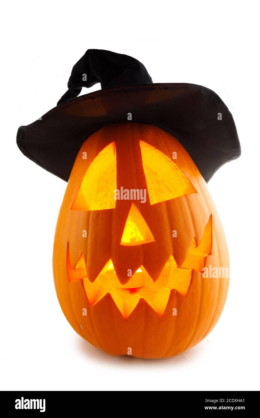 Jack O Lanterna Zucca di Halloween con le streghe hat isolati su sfondo bianco Foto Stock