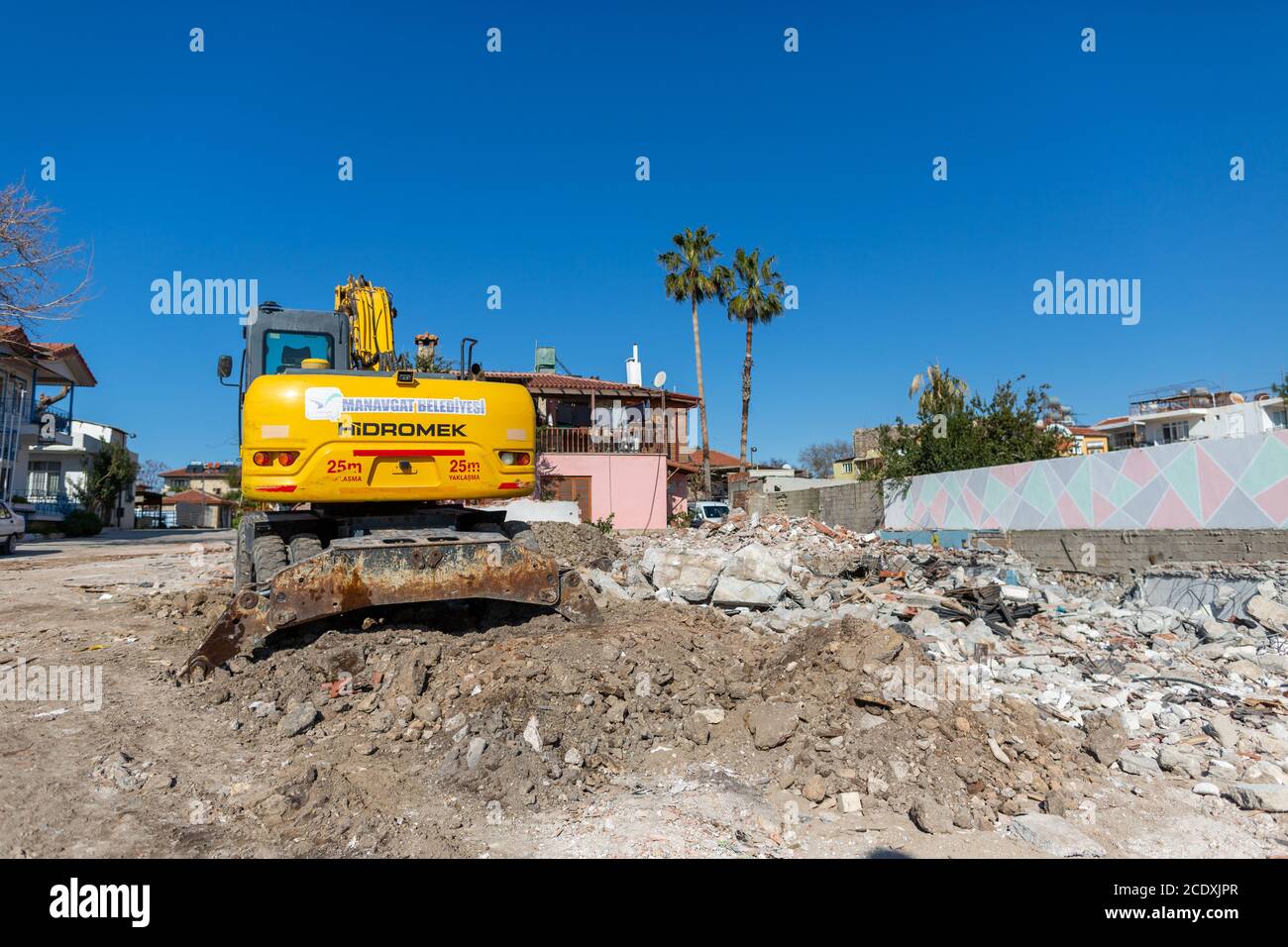 ANTALYA / TURCHIA - 19 gennaio 2020: L'escavatore Hidromek hmk 140w si trova su un edificio demolito ad antalya Foto Stock