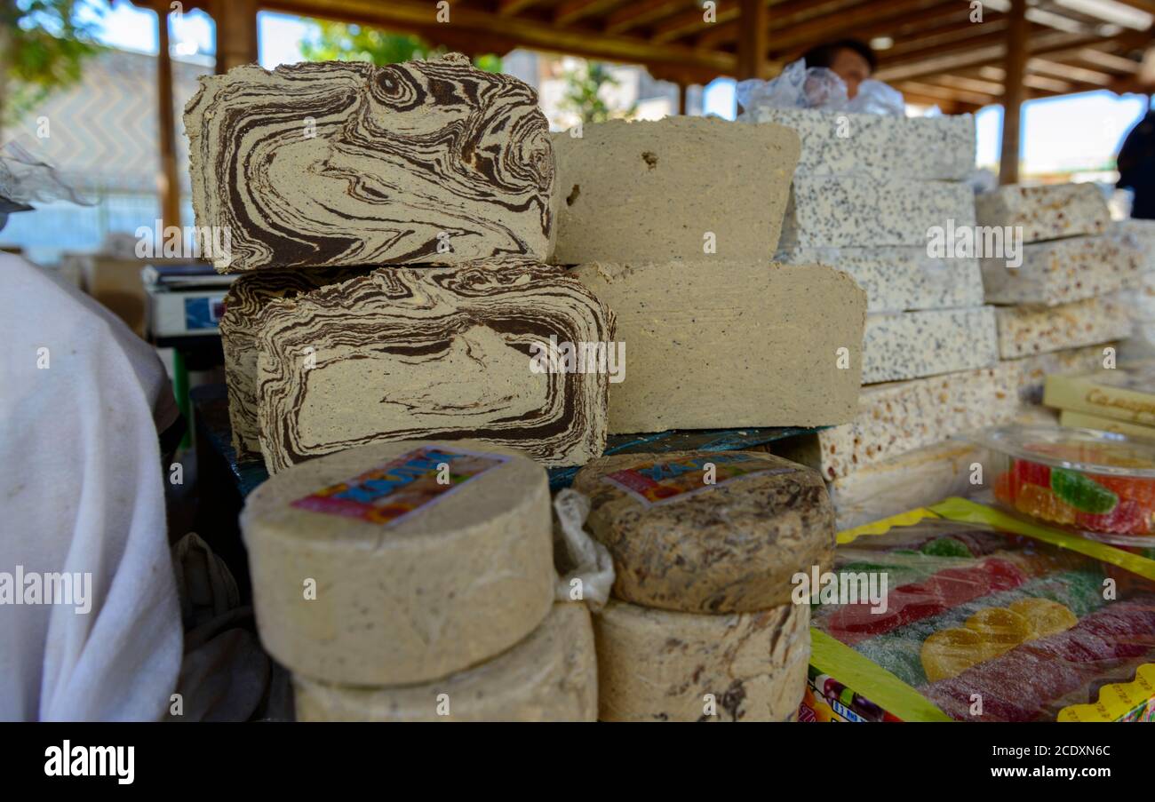 Halva è uno dei tanti dolci venduti nel mercato di Samarcanda, Uzbekistan Foto Stock