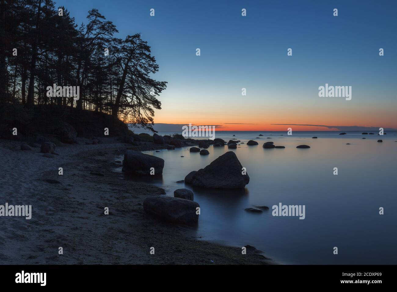 Mare e rocce al tramonto, cielo blu freddo. Composizione della natura. Foto Stock