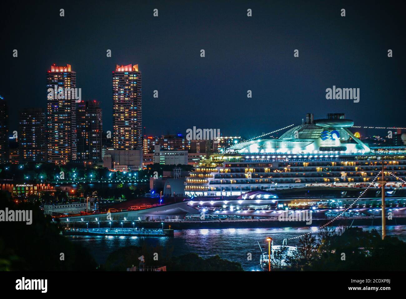 Rivestimento di lusso visibile dal parco collinare con Vista sul porto (Coral Princess) Foto Stock