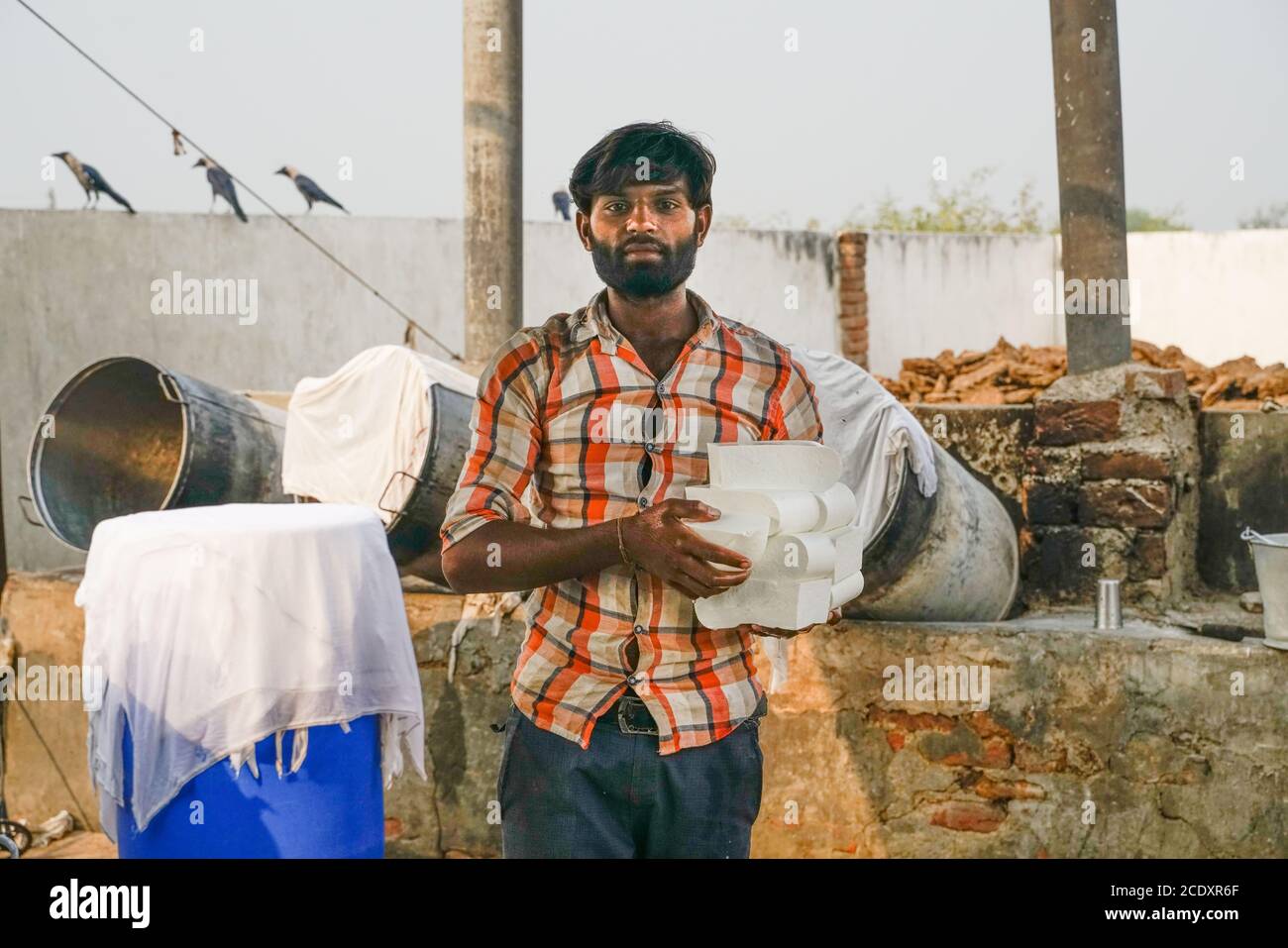 Gonda/India-30.10.2018: La piccola fabbrica di formaggio indiana Foto Stock