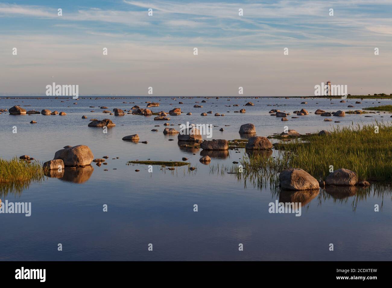 Aspra costa rocciosa sull'isola di Saaremaa in Estonia con il Mar Baltico che si diletta sulla riva. Foto Stock