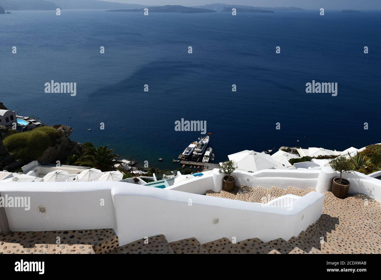 Santorini e le sue case bianche con cupole blu Foto Stock