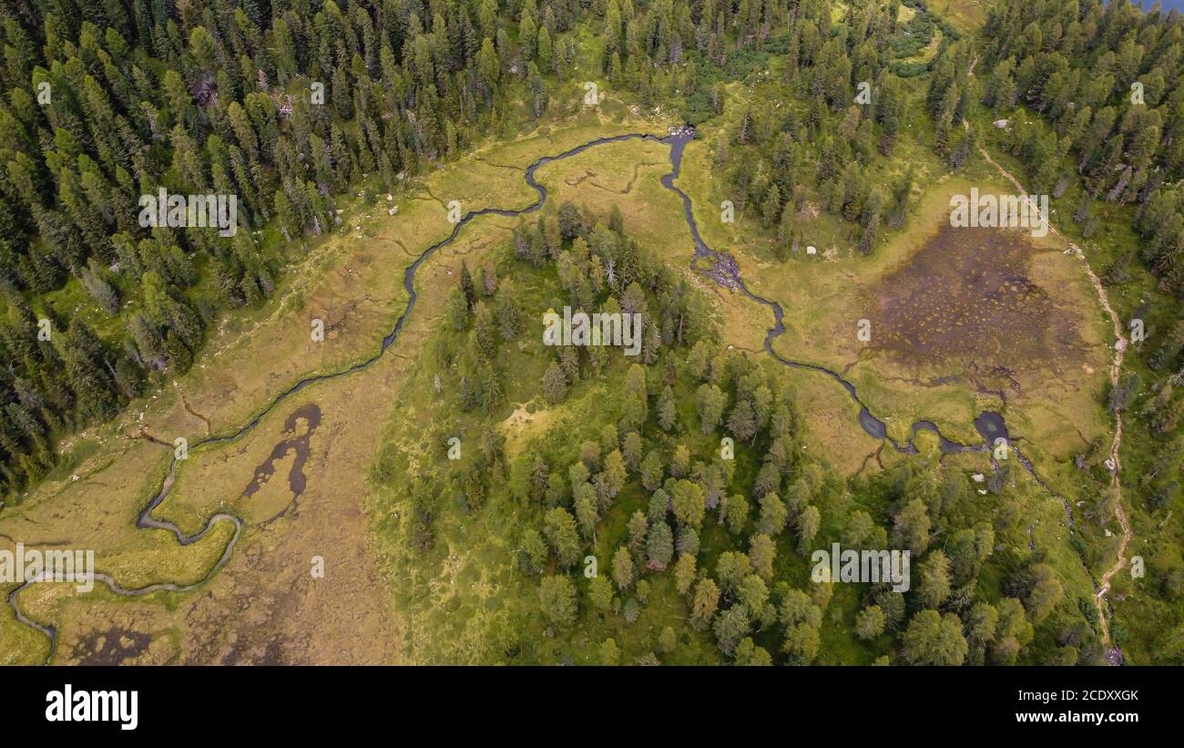 Vista aerea della Valle del Sole (Valle del Sole) dal lago di Malghette in estate, Trentino Alto Adige, Italia settentrionale, Europa. Splendida vista aerea Foto Stock