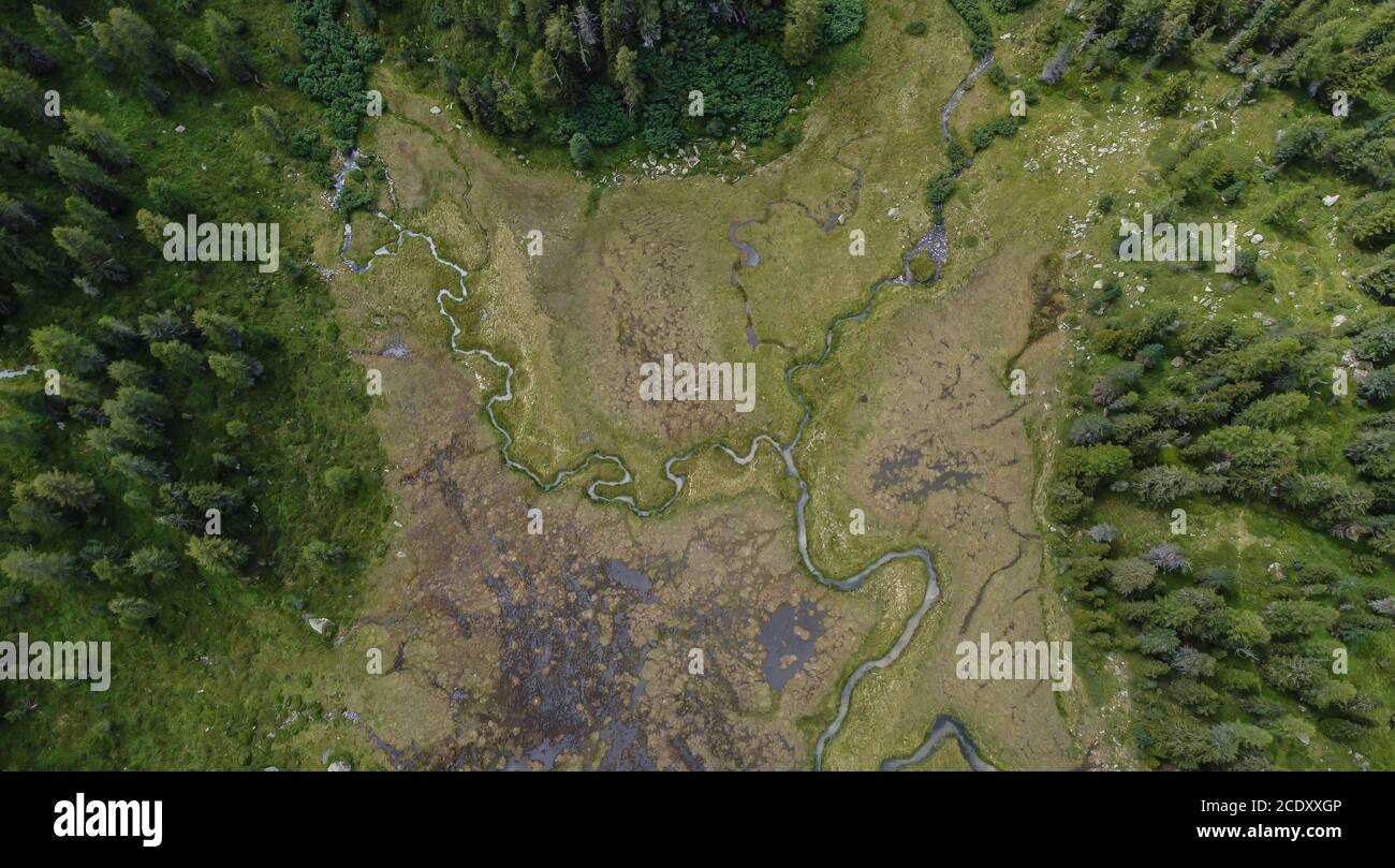 Vista aerea della Valle del Sole (Valle del Sole) dal lago di Malghette in estate, Trentino Alto Adige, Italia settentrionale, Europa. Splendida vista aerea Foto Stock