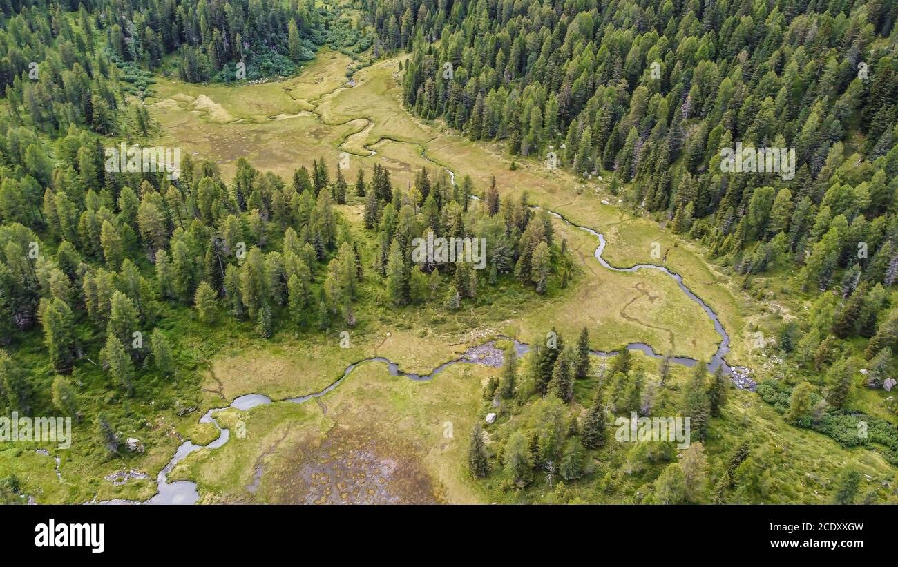 Vista aerea della Valle del Sole (Valle del Sole) dal lago di Malghette in estate, Trentino Alto Adige, Italia settentrionale, Europa. Splendida vista aerea Foto Stock