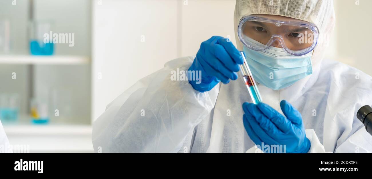 Scienziati che testano e ricercano Foto Stock