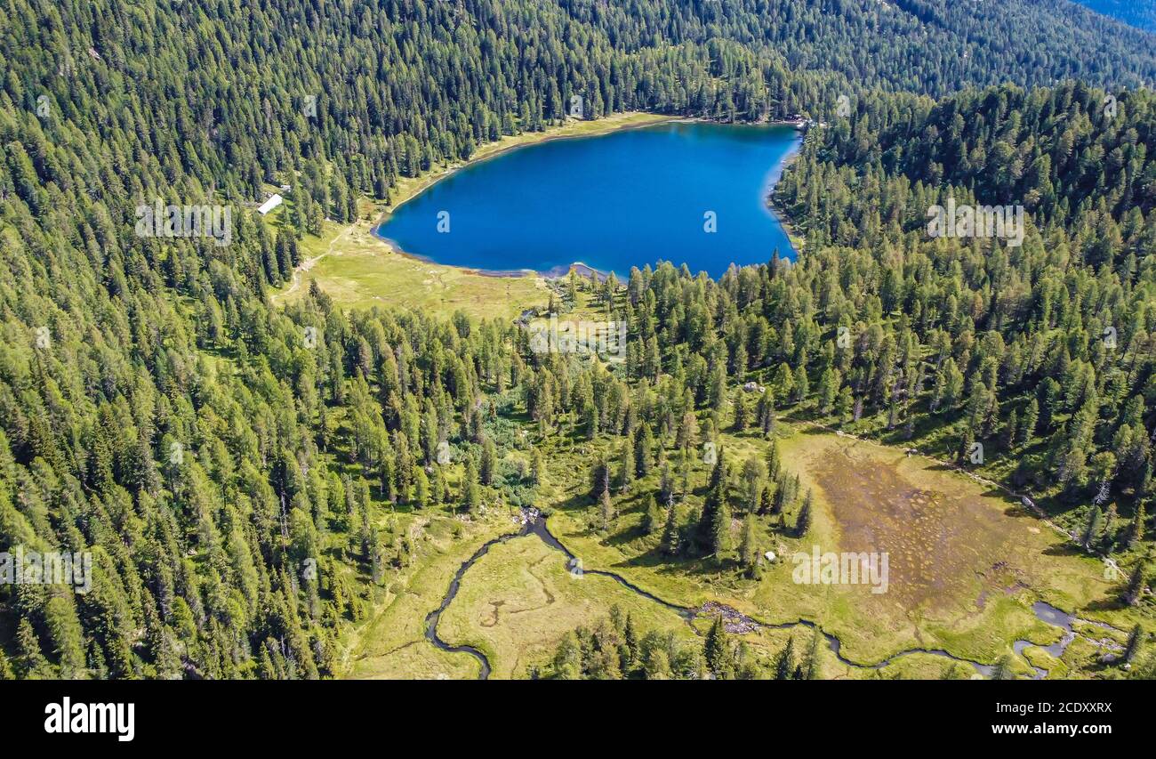 Lago di Malghette, situato in Valle del Sole a 1900 m s.l.m. nel cuore del Parco Naturale Adamello Brenta, Trentino Alto Adige Italia settentrionale. alpi Italiane Foto Stock