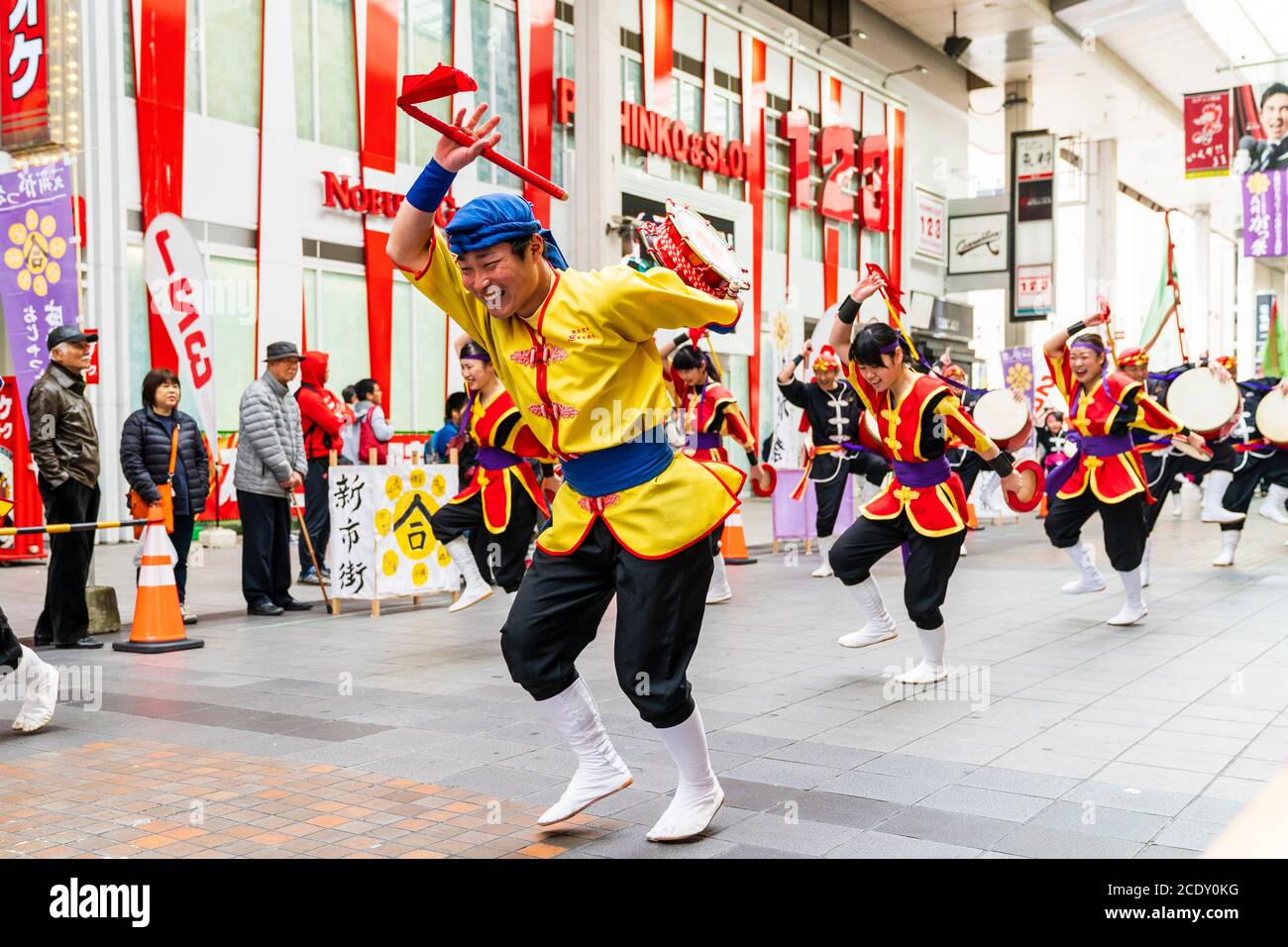 Squadra giapponese di ballerini yosakoi con tamburelli che ballano nella galleria commerciale Sun Road durante il festival Kyusyu Gassai a Kumamoto in Giappone. Foto Stock