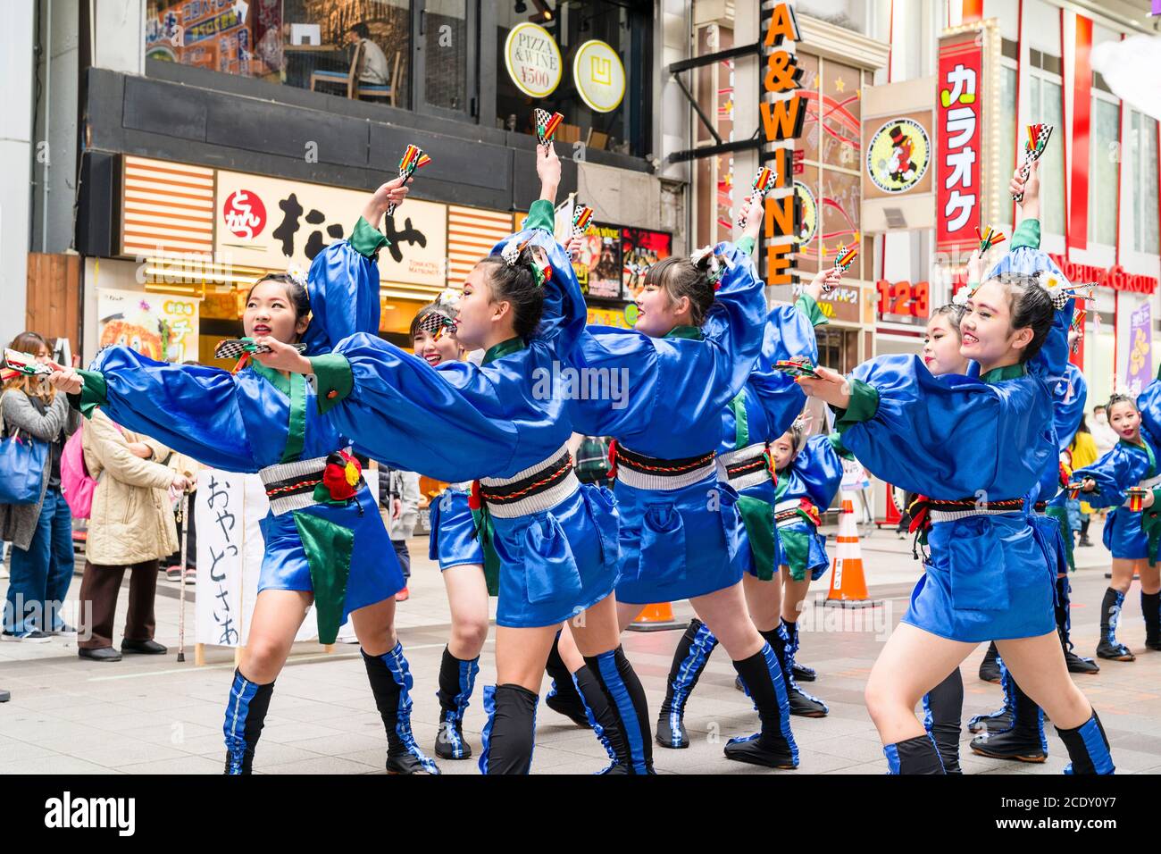 Gruppo giapponese di bambini yosakoi, ballerine con naruko, clapper in legno, mentre ballano nel festival Kyusyu Gassai, Kumamoto in Giappone. Foto Stock