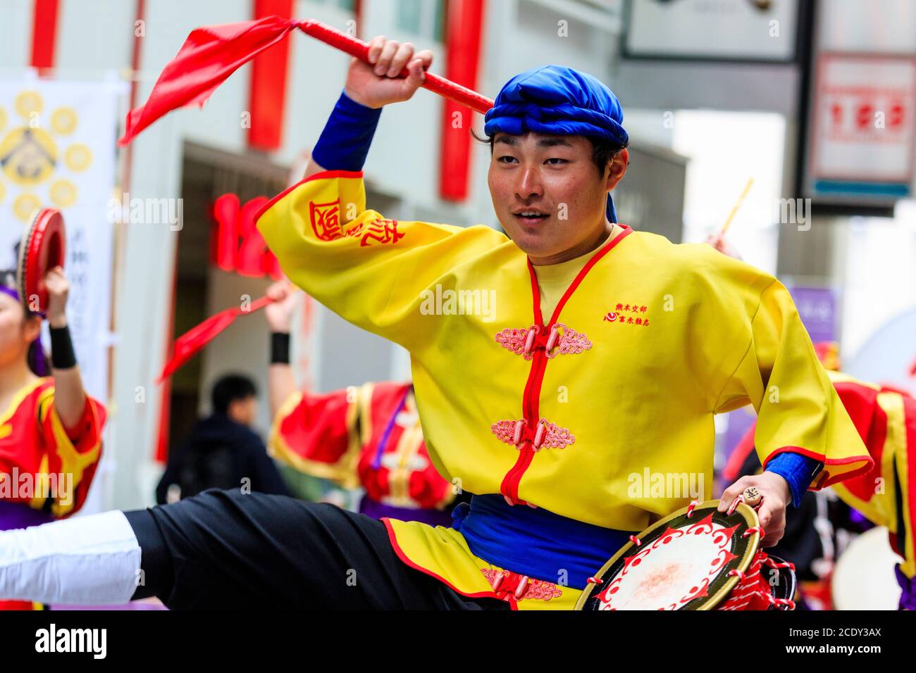 Primo piano del giovane ballerino giapponese yosakoi che tiene un tamburello mentre balla nel festival di danza Kyusyu Gassai a Kumamoto, Giappone. Foto Stock