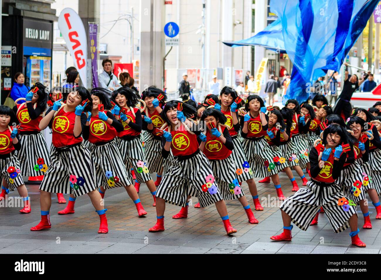 Gruppo di ballerini giapponesi yosakoi che ballano con naruko, clapper in legno, durante il festival di danza Kumamoto Kyusyu Gassai in Giappone. Foto Stock