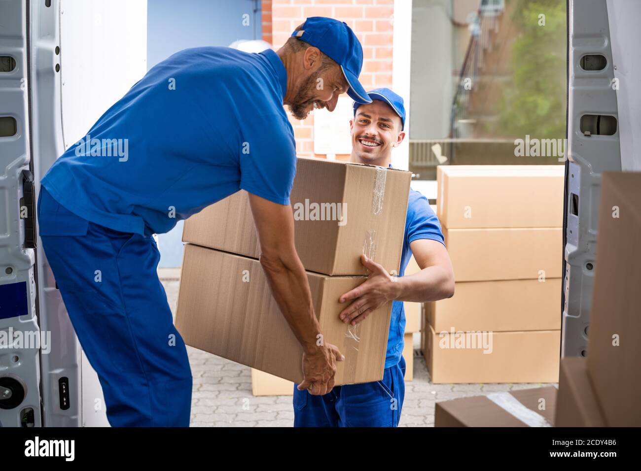 Carico mobile di camion o furgoni. Rimozione e consegna Foto Stock