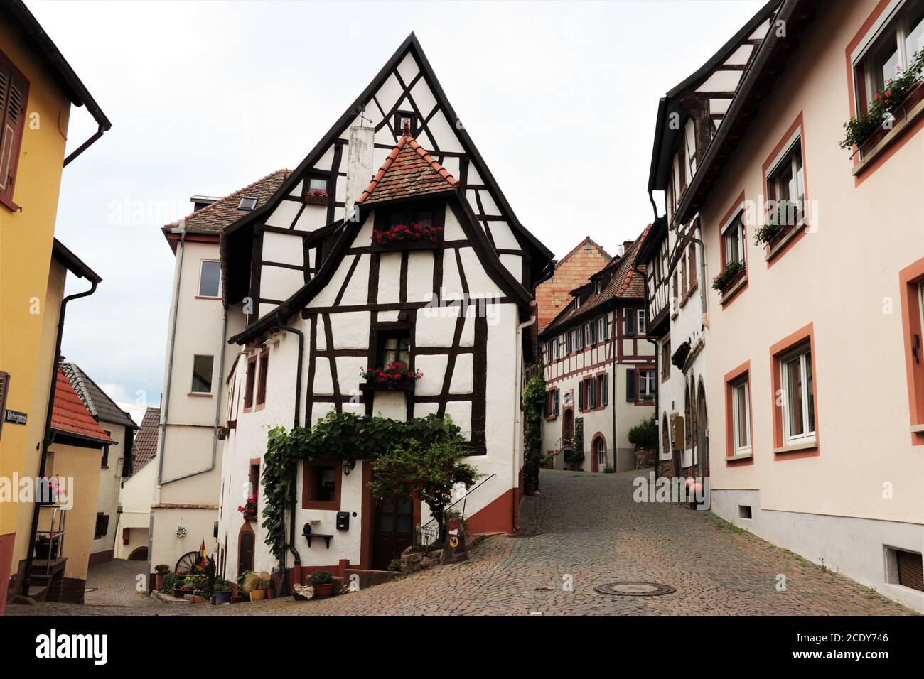 Storica casa di Fachwerk nel villaggio tedesco di Neuleiningen, in tedesco Foto Stock