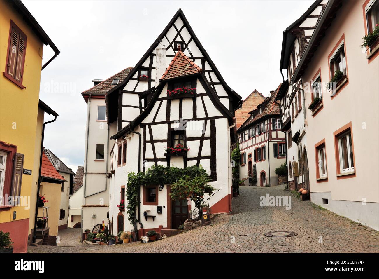 Storica casa di Fachwerk nel villaggio tedesco di Neuleiningen, in tedesco Foto Stock