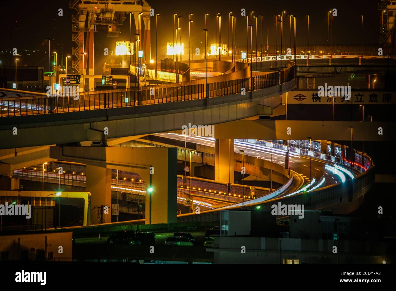 Area industriale e autostrada visibili da hill park con vista sul porto Foto Stock