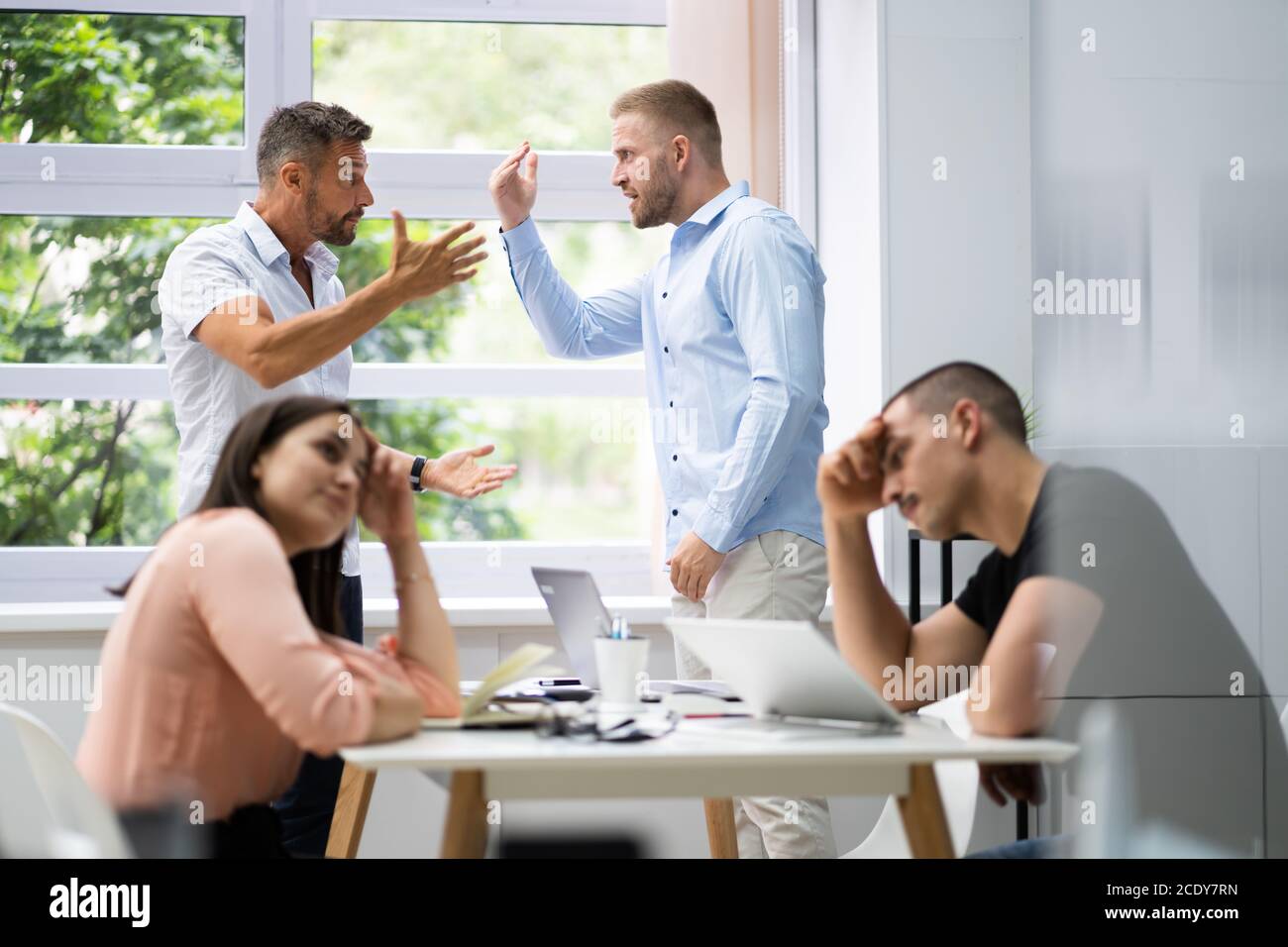 Pressione sul posto di lavoro in ufficio. Conflitto di Bully Boss Foto Stock