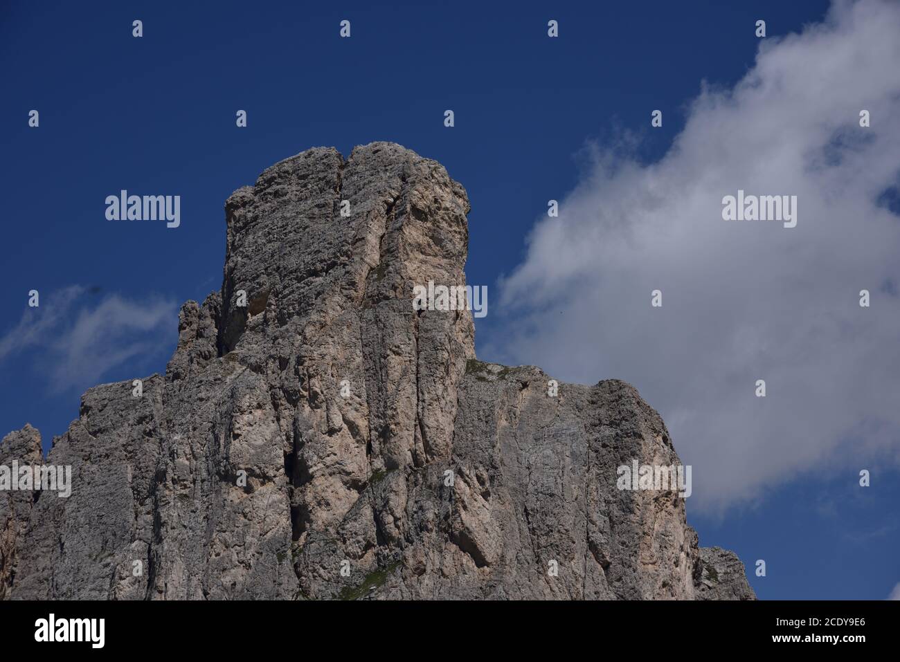La massiccia torre rocciosa di Ra Gusela, alta 2593 metri Foto Stock