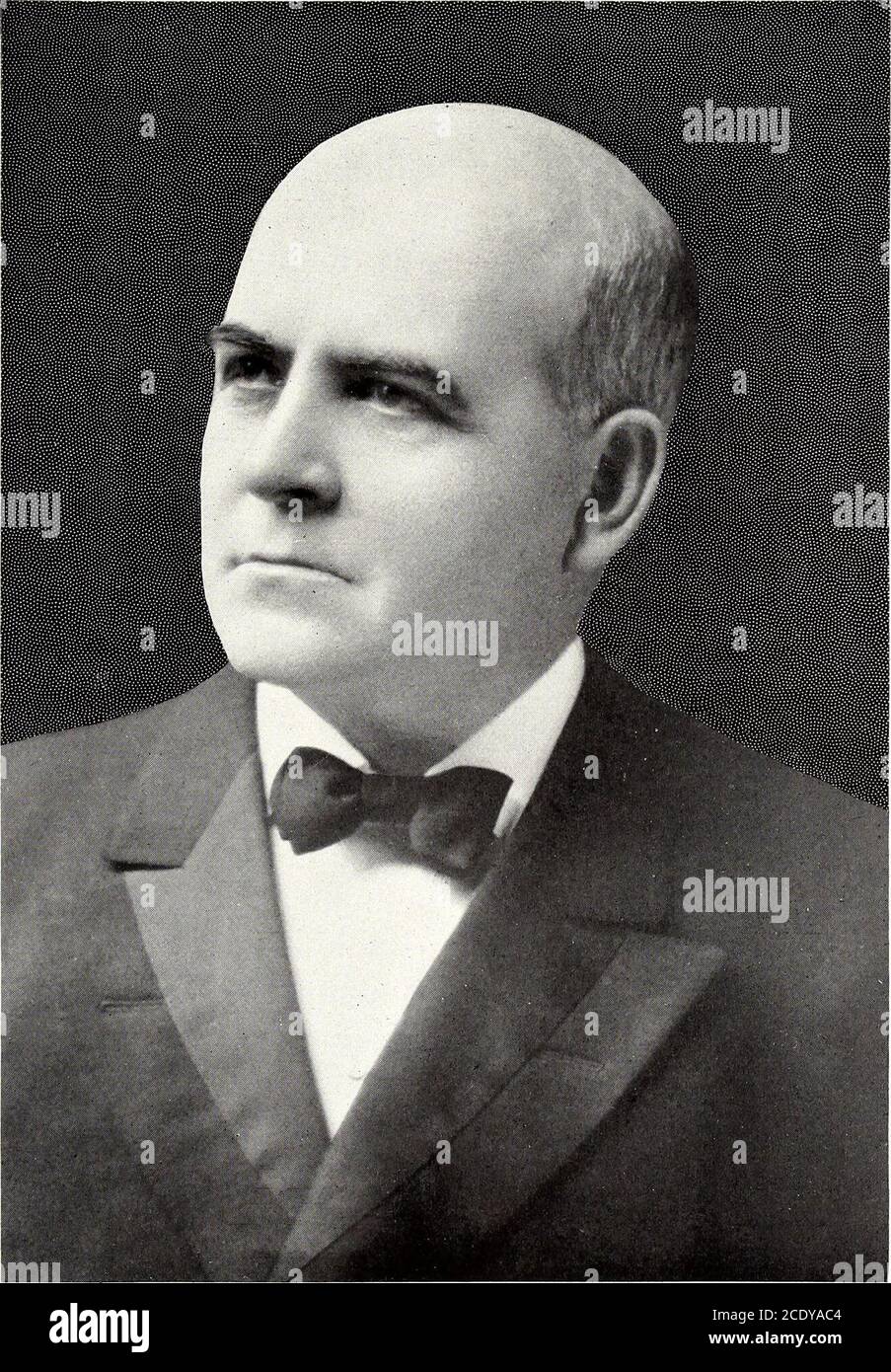 . Uomini notevoli dell'Illinois & del loro stato. EBERSON, JOHN, ingegnere e costruttore, Chicago, è nato in Austria, 2 gennaio, 1S75. È il figlio di Sigfried e Lora (Schmidt) Eberson. La sua formazione è stata ricevuta alla scuola superiore di Dresda, in Sassonia, e all'Università di Vienna, dalla quale si è laureato. Ha praticato l'ingegneria elettrica a St. Louis, Mo., tra gli anni 1899 e 1901. Da quel tempo e fino al 1909 seguì i lavori di costruzione in tutti gli Stati Uniti. Da allora ha praticato l'ingegneria architettonica e si è specializzato nella costruzione di teatri. Egli è ora impegnato in uno studio di w Foto Stock