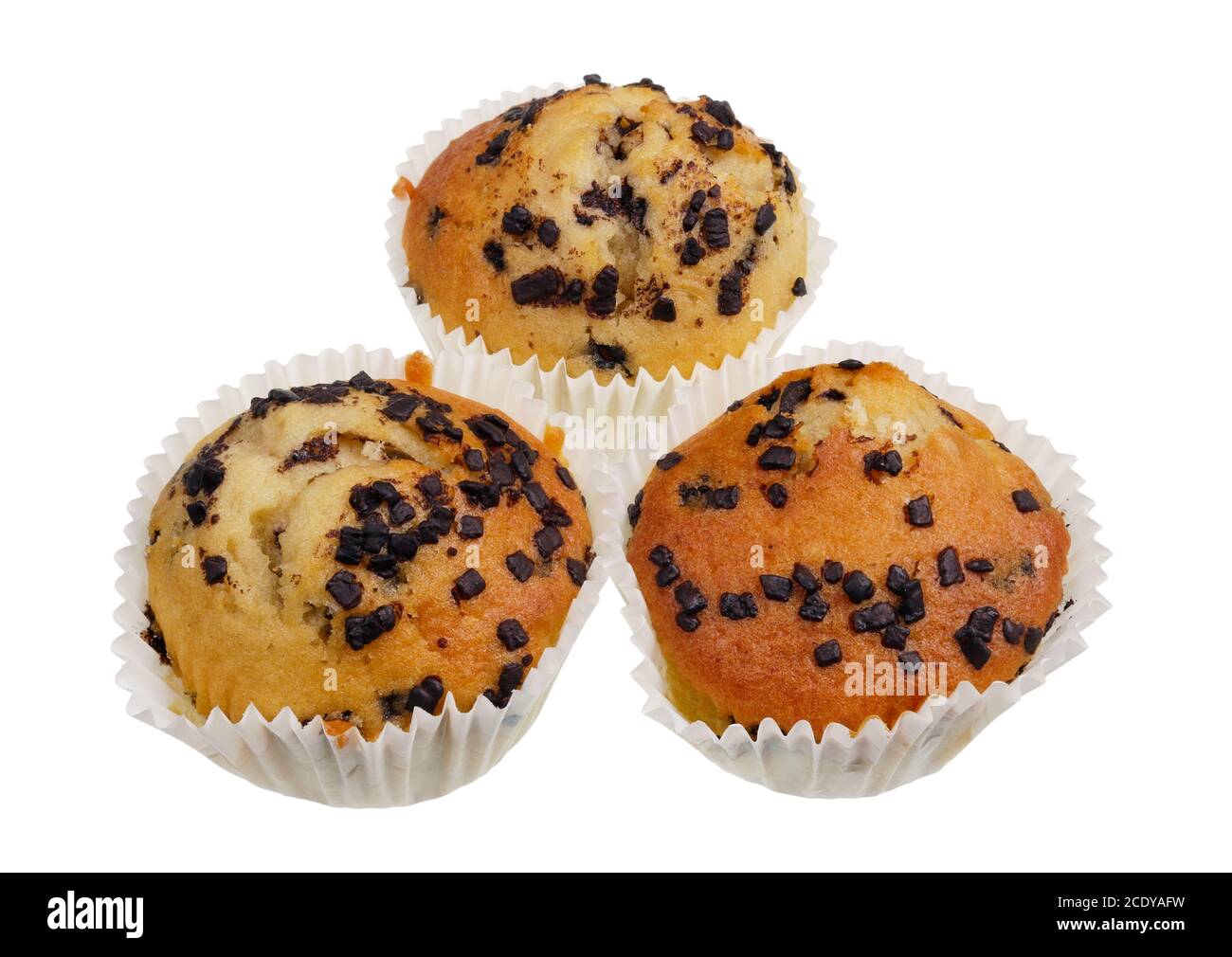 Muffin pasquali dolci fatti in casa con cioccolato in piatti di carta isolato Foto Stock