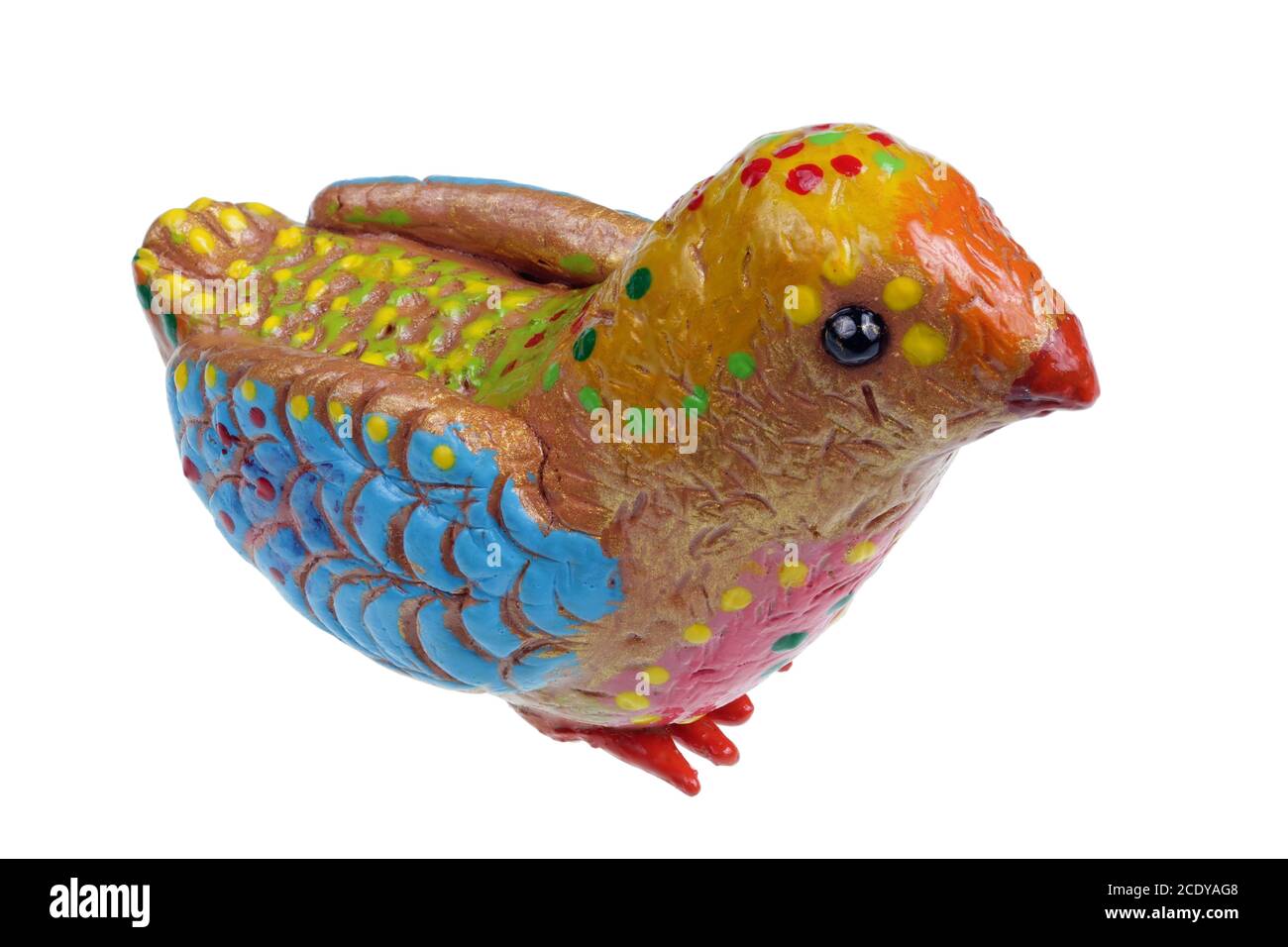 Piccolo uccello pasquale fatto in casa in stile rurale fatto di rosso argilla e verniciata con acrilico isolato Foto Stock