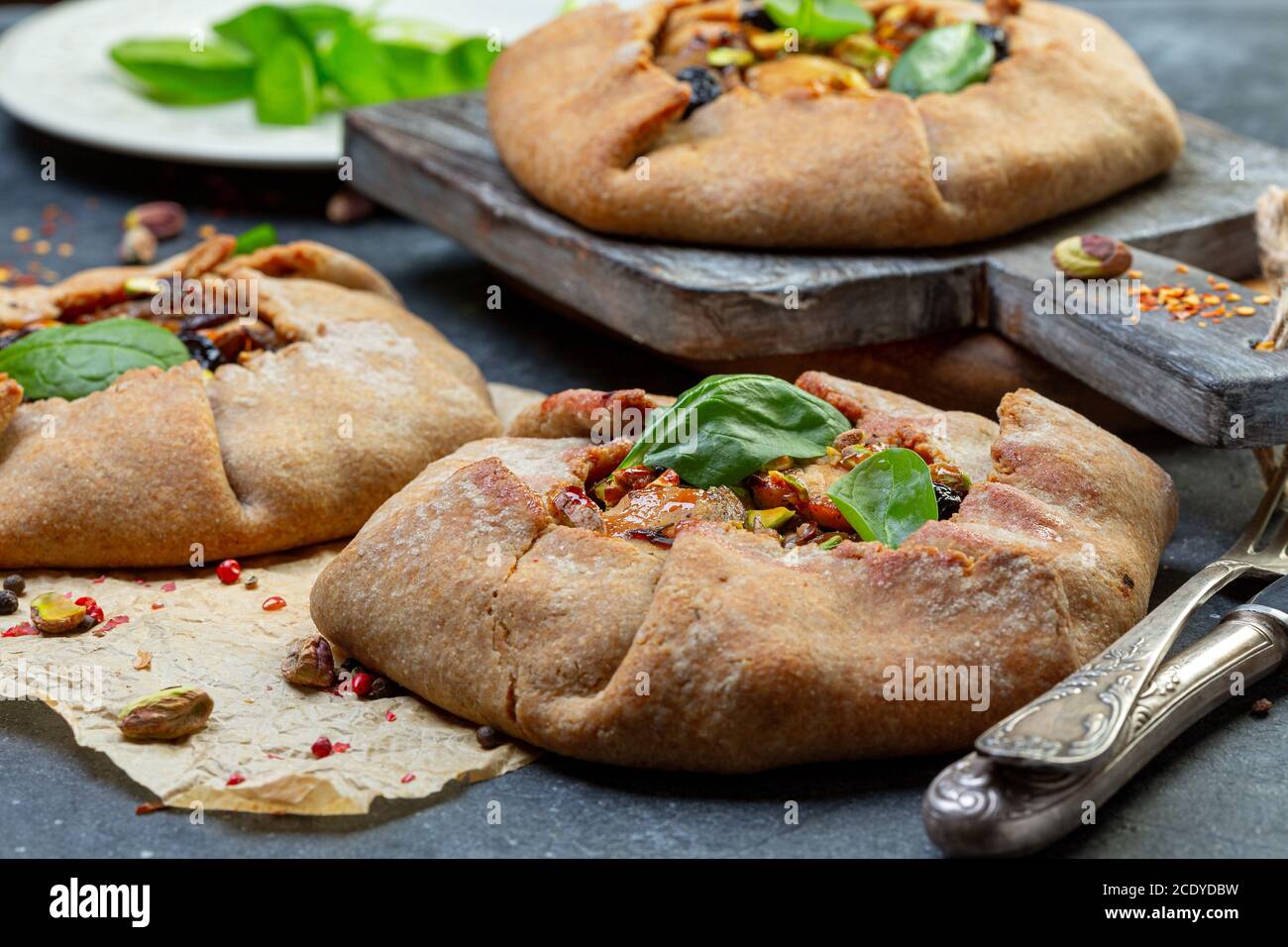 Torta di pasta di segale con pollo e funghi. Foto Stock