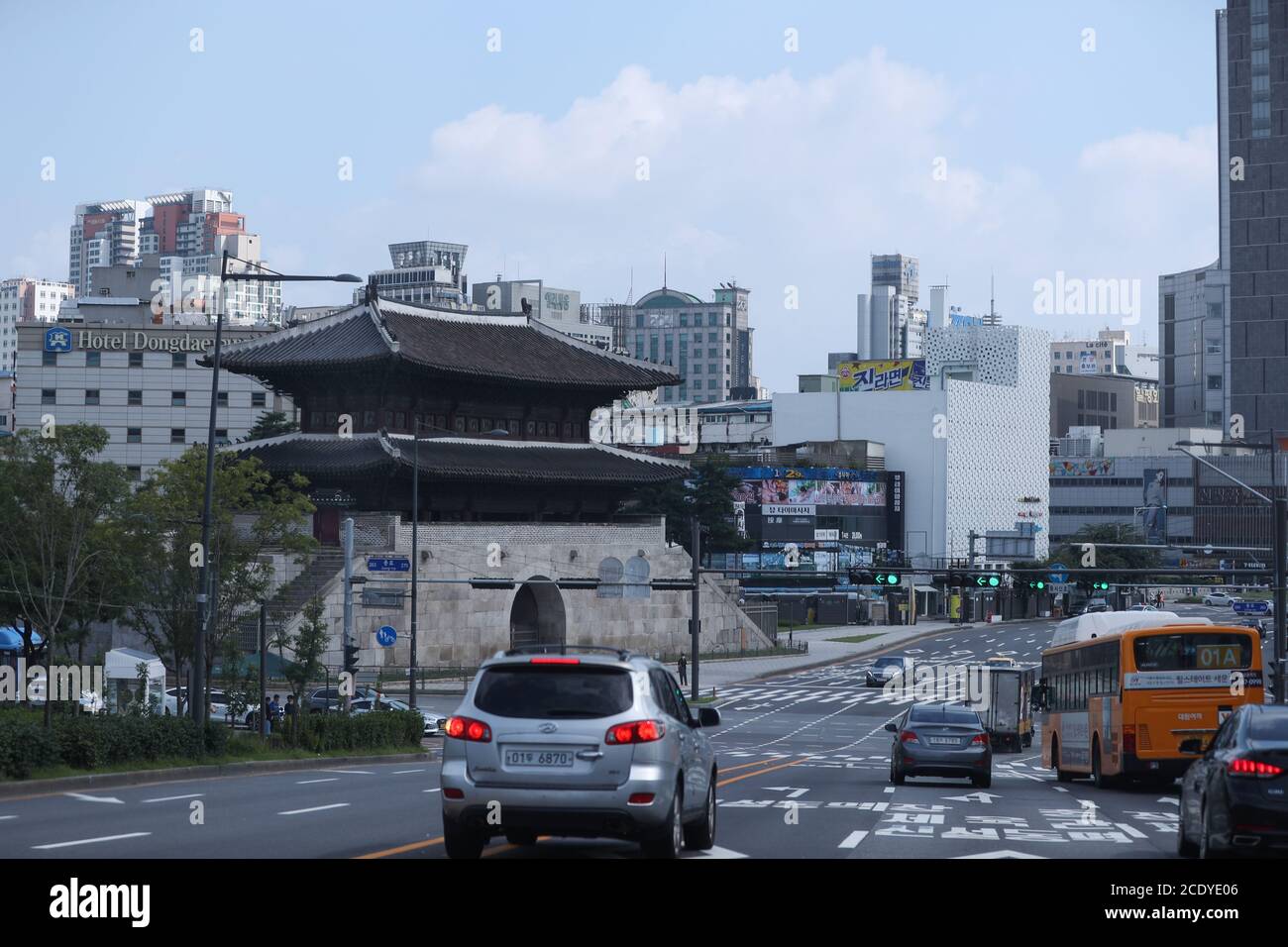 Seoul, Corea del Sud. 30 agosto 2020. Photo taken on 30 agosto 2020 mostra la zona di Dongdaemun a Seoul, Corea del Sud. La Corea del Sud ha riportato 299 casi in più di COVID-19 alle 12:00 del mattino, domenica ora locale rispetto a 24 ore fa, portando il numero totale di infezioni a 19,699. Credit: Wang Jingqiang/Xinhua/Alamy Live News Foto Stock