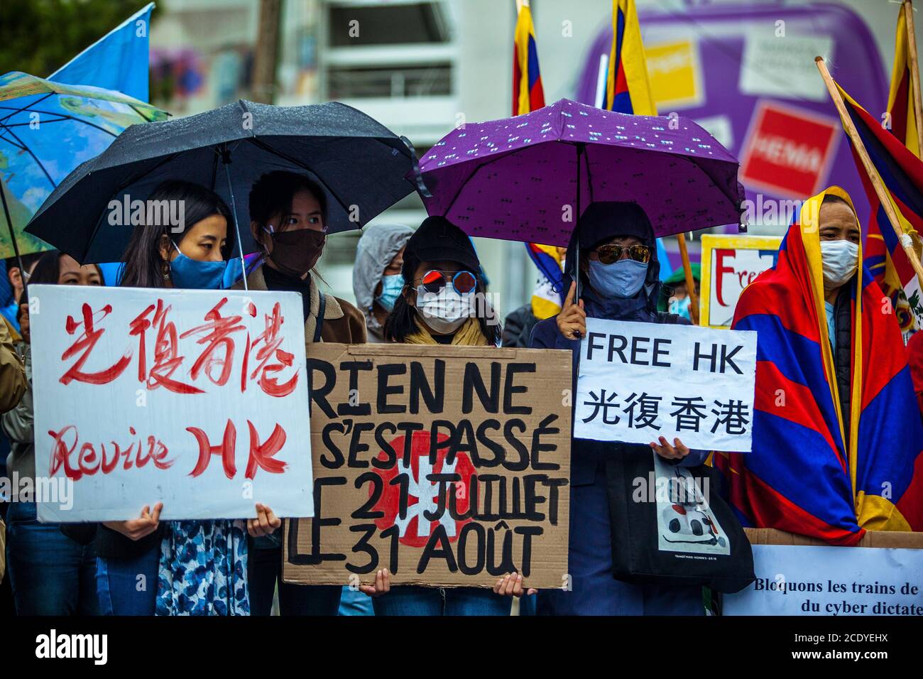 Tibetani, uiguri, taiwanesi, vietnamiti, Hong Kongers e sostenitori si sono riuniti per protestare contro il Ministro degli esteri cinese in visita Wang Yi a Parigi, in Francia Foto Stock