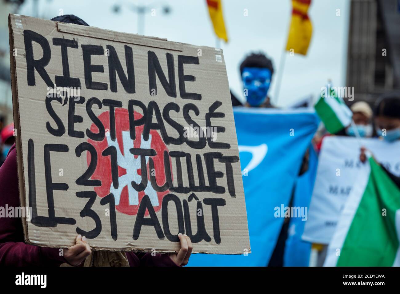 Tibetani, uiguri, taiwanesi, vietnamiti, Hong Kongers e sostenitori si sono riuniti per protestare contro il Ministro degli esteri cinese in visita Wang Yi a Parigi, in Francia Foto Stock