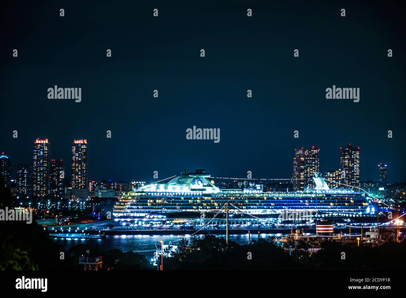 Rivestimento di lusso visibile dal parco collinare con Vista sul porto (Coral Princess) Foto Stock