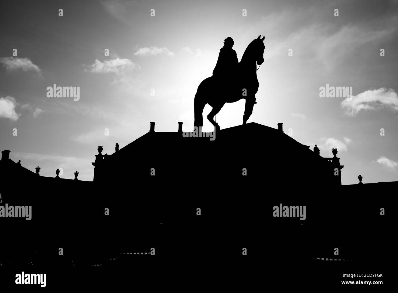 Statua equestre di Re Fredrick V nel mezzo di Piazza Amalienborg a Copenhagen Foto Stock