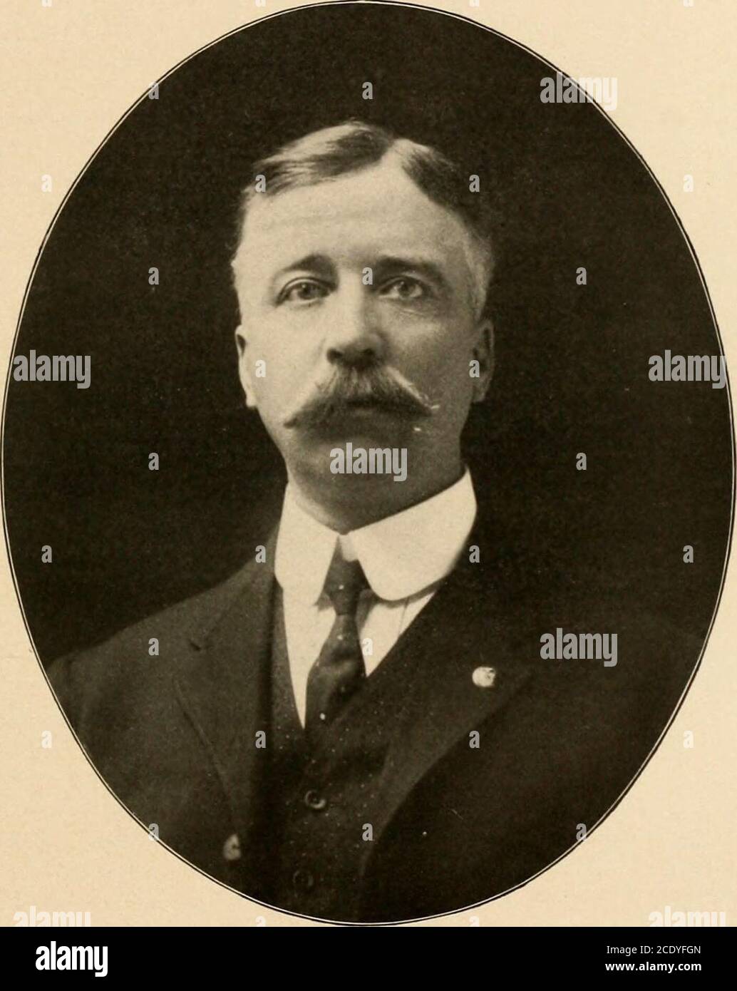 . Passato e presente di Will County, Illinois. sposare il suo commercio in Lockport, Mendota, Hennepin, LaSalle e Joliet, continuando in quella linea di affari fino alla sua morte, che si è verificato nel 1892, quando aveva settantadue anni di età. Sua moglie, che ha dato il nome da nubile di Susan Zahren, wasborn in Germania e venuto con i suoi genitori toAmerica circa 1854. La casa di famiglia essendo es-tablished nella contea di Will. Sopravvisse per qualche tempo alla sua hus-band e passò via il 29,1906 marzo. Nella famiglia erano undici figli: Enrico; Matteo; Pietro, morto; Giovanni; Frank, che isalderman del terzo rione a Giulietta; Julia, thew Foto Stock