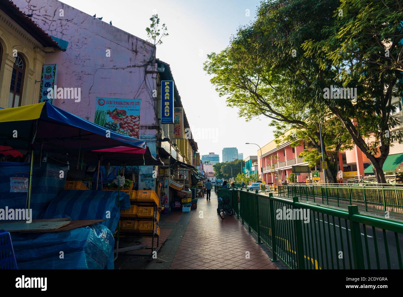 SINGAPORE-MARZO 7,2015: Indian Business District Walk Street e' la gente indiana che vive a Singapore.Old edifici qui sono di stile coloniale. La gente ca Foto Stock