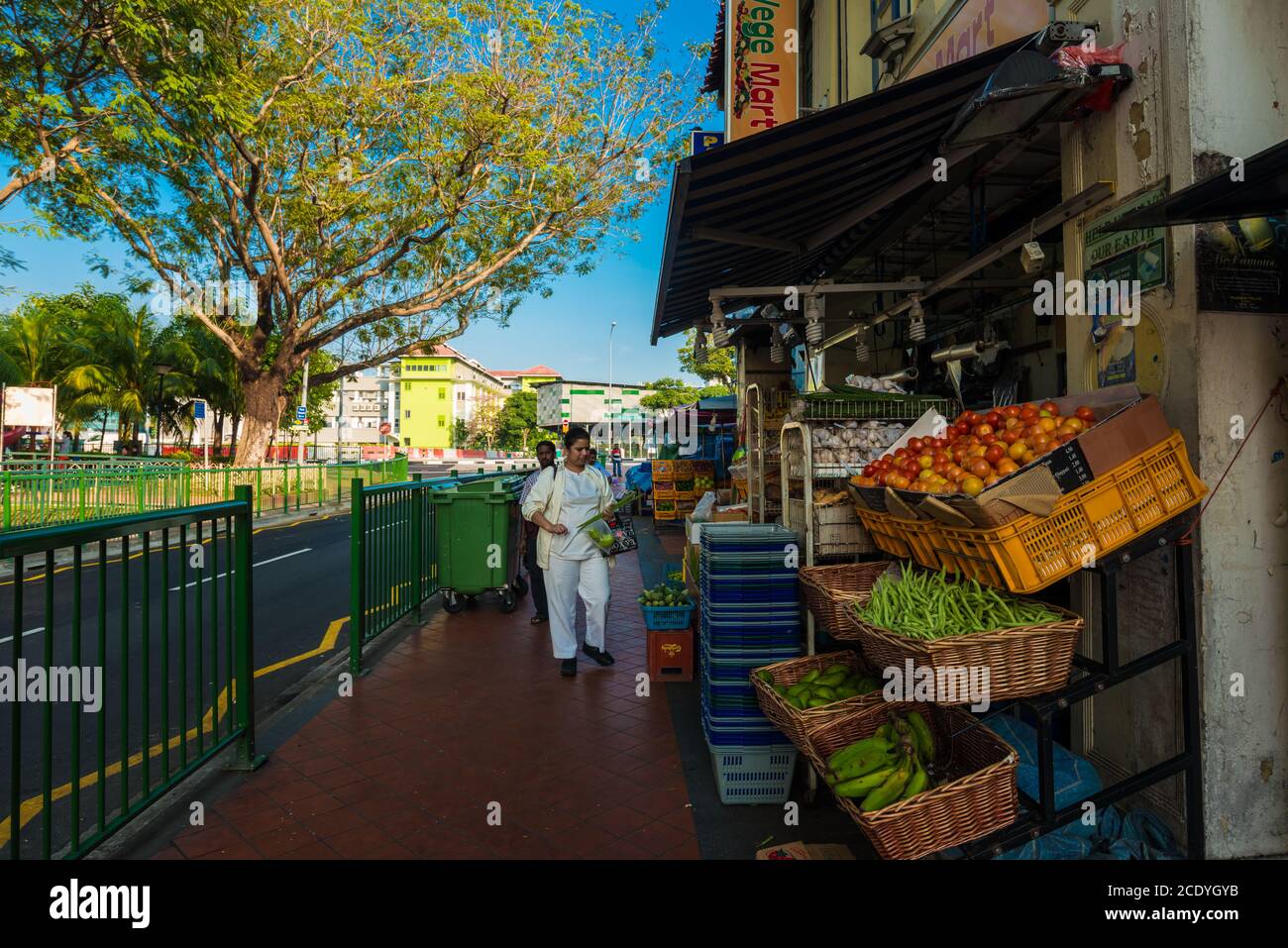 SINGAPORE-MARZO 7,2015: Indian Business District Walk Street e' la gente indiana che vive a Singapore.Old edifici qui sono di stile coloniale. La gente ca Foto Stock