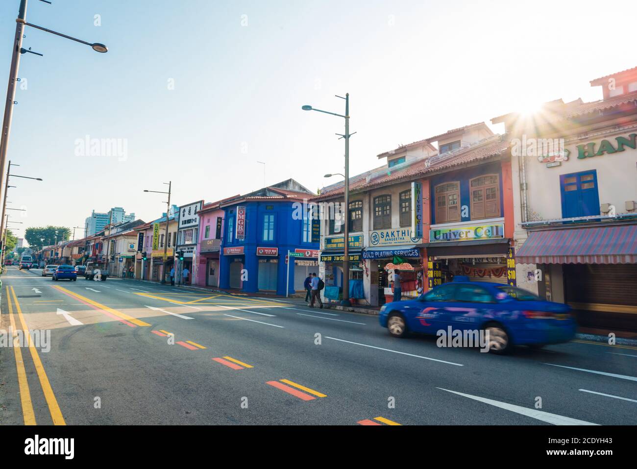 SINGAPORE-MARZO 7,2015: Indian Business District Walk Street e' la gente indiana che vive a Singapore.Old edifici qui sono di stile coloniale. La gente ca Foto Stock