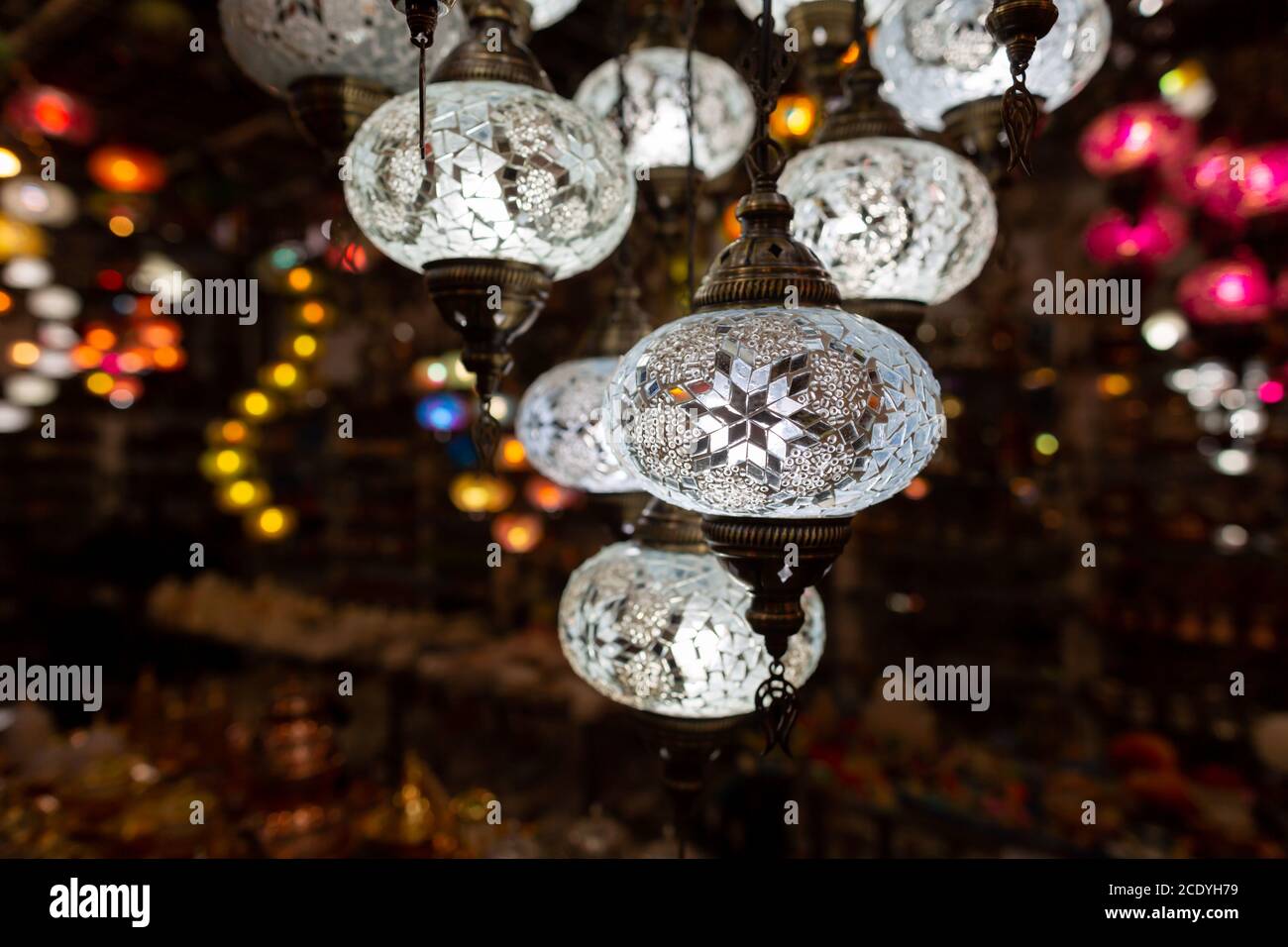 Lampade in vetro bianco appende in un negozio di souvenir Foto Stock