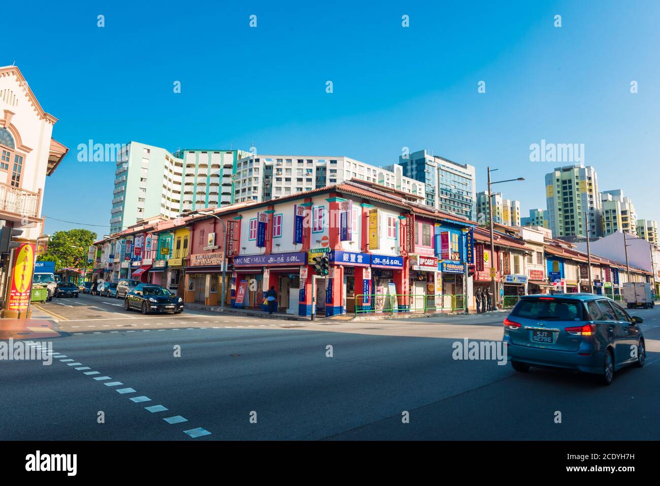 SINGAPORE-MARZO 7,2015: Indian Business District Walk Street e' la gente indiana che vive a Singapore.Old edifici qui sono di stile coloniale. La gente ca Foto Stock