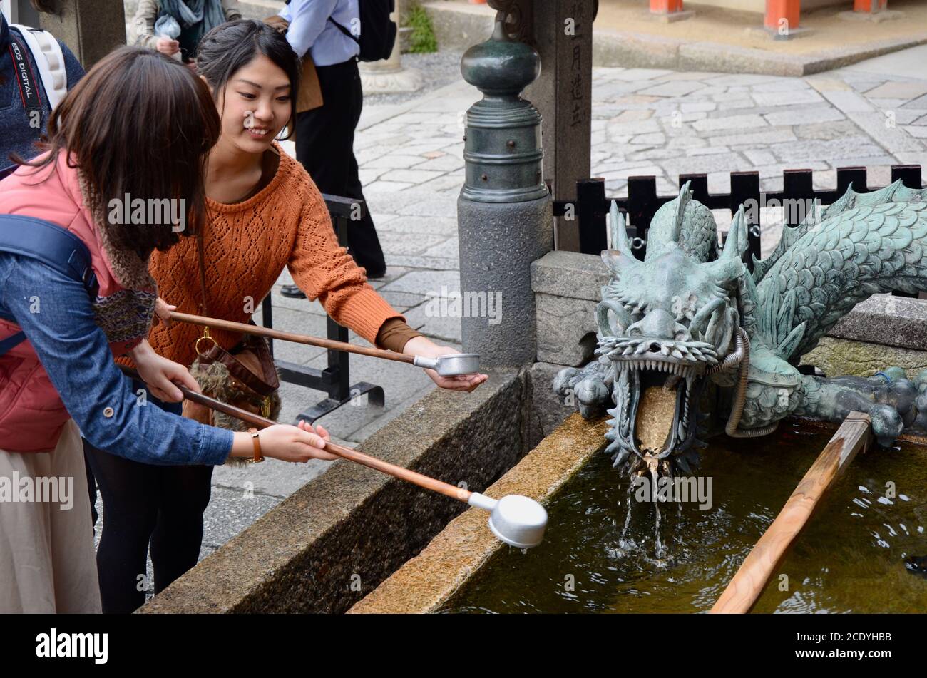 Spitting drago bene nel Santuario di Yasaka, conosciuto anche come il Santuario di Gion, Kyoto. Foto Stock