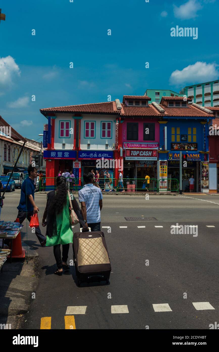 SINGAPORE-MARZO 7,2015: Indian Business District Walk Street e' la gente indiana che vive a Singapore.Old edifici qui sono di stile coloniale. La gente ca Foto Stock