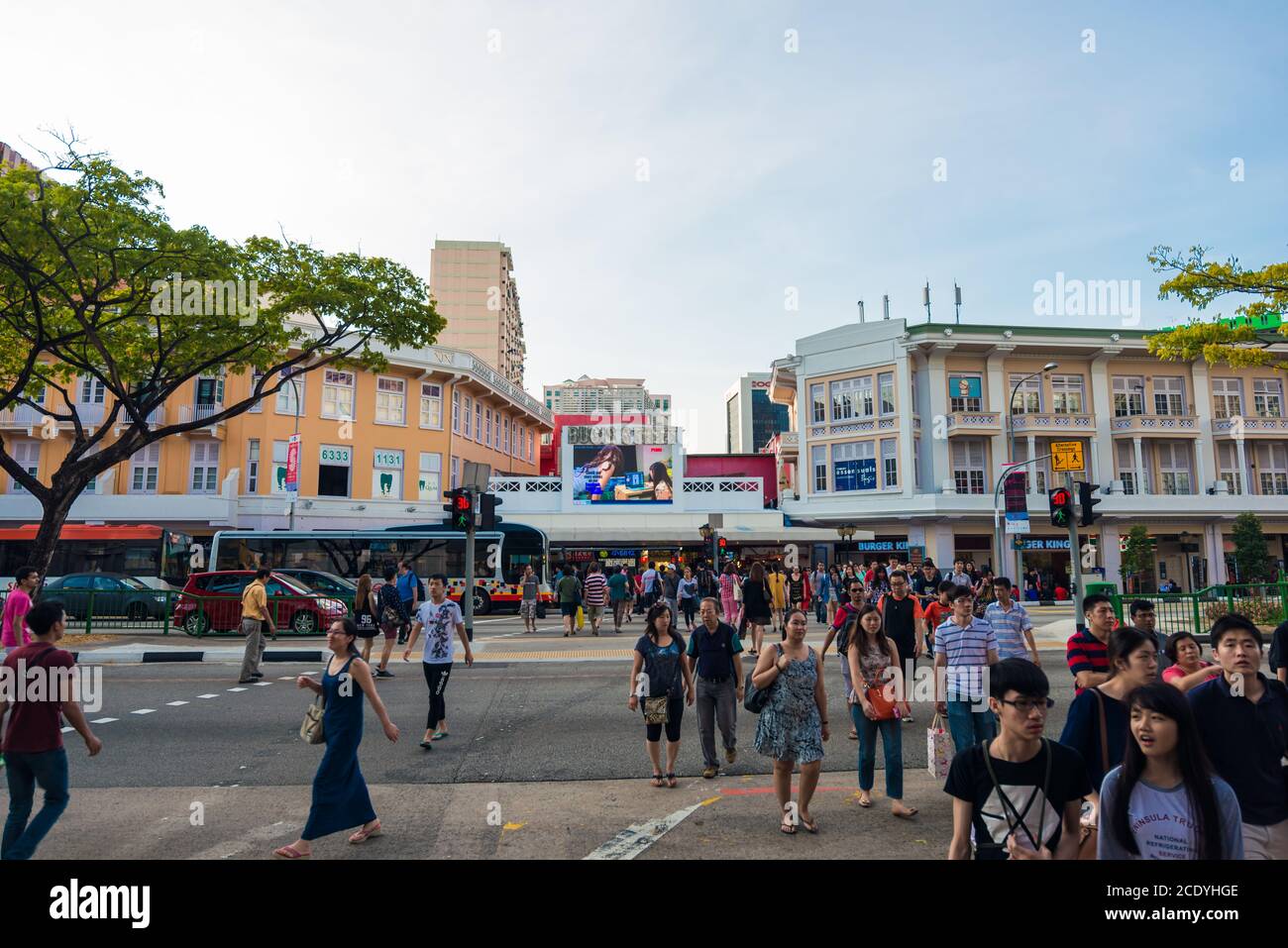 SINGAPORE-MARZO 7,2015: Indian Business District Walk Street e' la gente indiana che vive a Singapore.Old edifici qui sono di stile coloniale. La gente ca Foto Stock