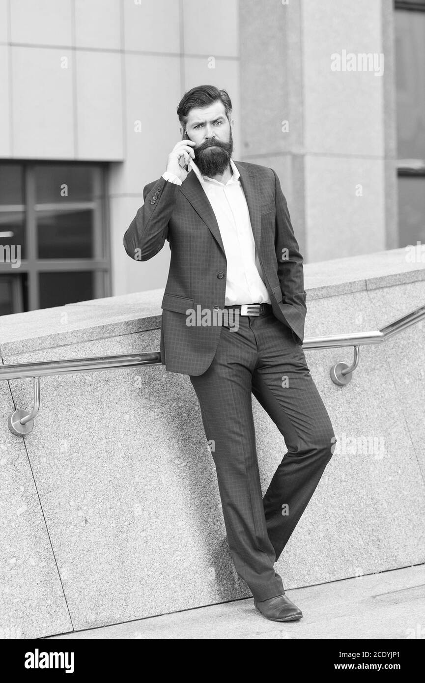 Talento per concordare su tutto. Attività in remoto. Uomo bearded con smartphone. Uomo d'affari che utilizza lo smartphone. Servizio di messaggi audio. Comunicazione mobile. Concetto di conversazione. Informare il partner. Foto Stock