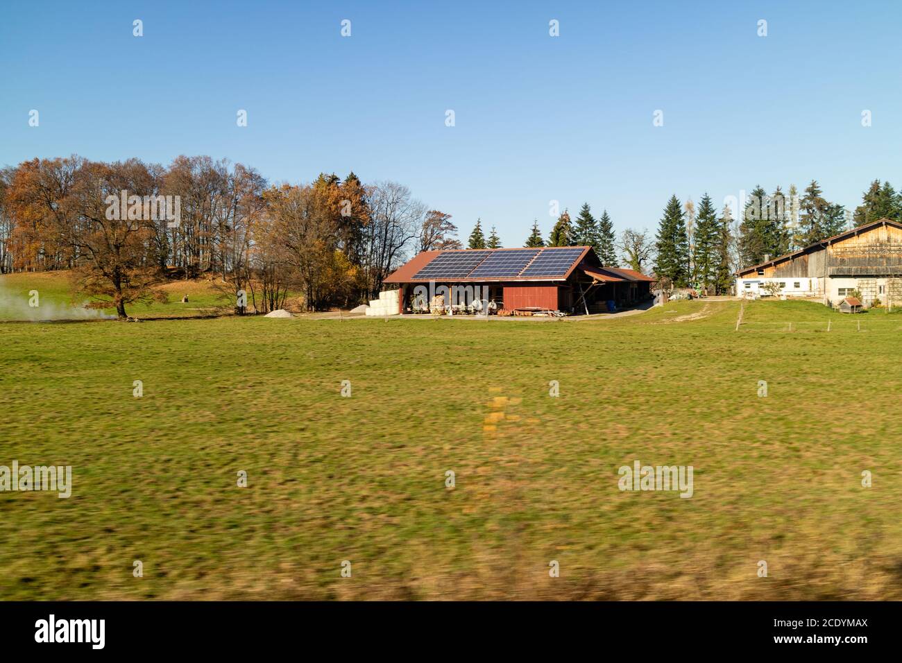 Terreni agricoli ed edifici con pannelli solari sul tetto, Austria. Foto Stock