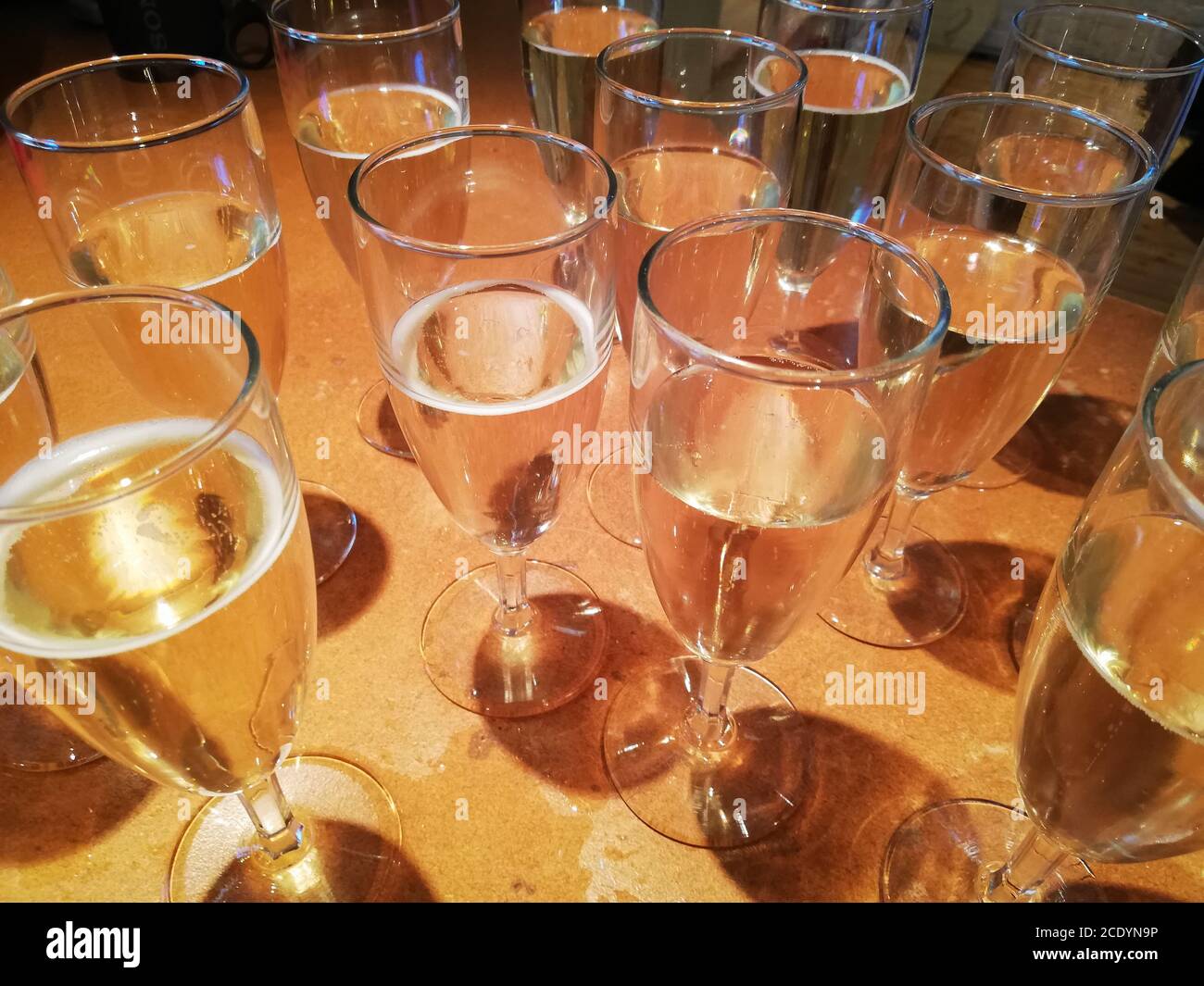 Gruppo di bicchieri di cava per la celebrazione Foto Stock