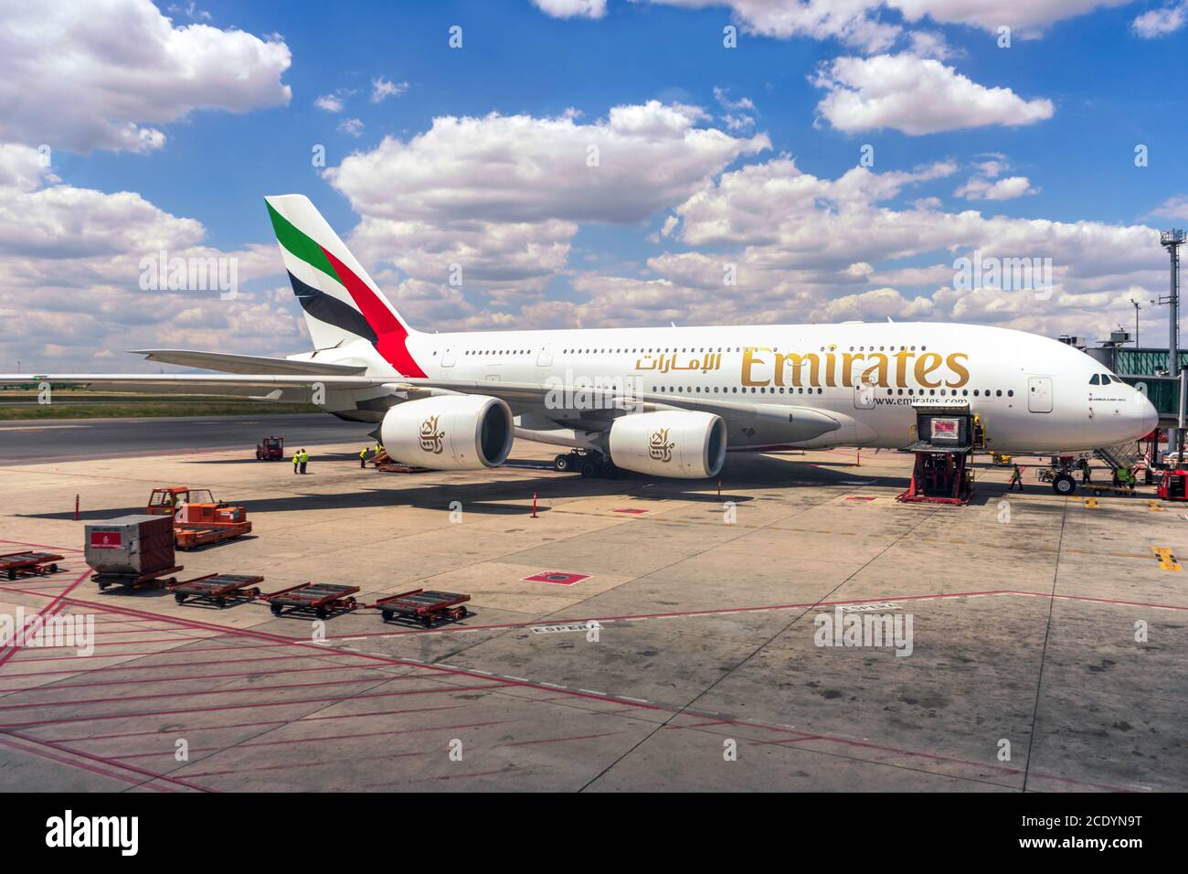 Aereo Emirates in attesa di decollo all'aeroporto di Madrid Adolfo Terminal 4 di Suarez Barajas Foto Stock
