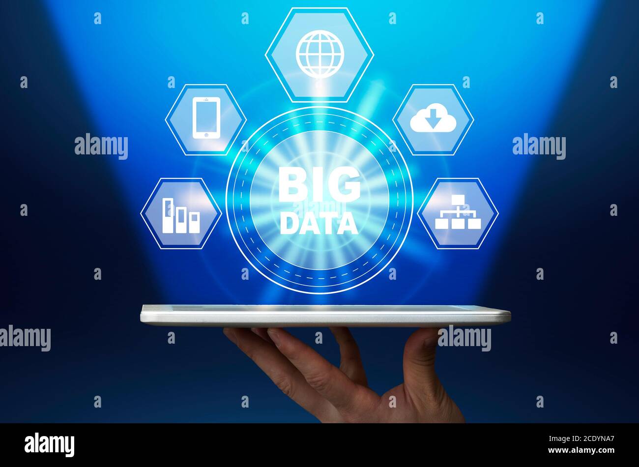 Ologramma digitale Big Data con icone multimediali su tablet digitale In mano maschio Foto Stock